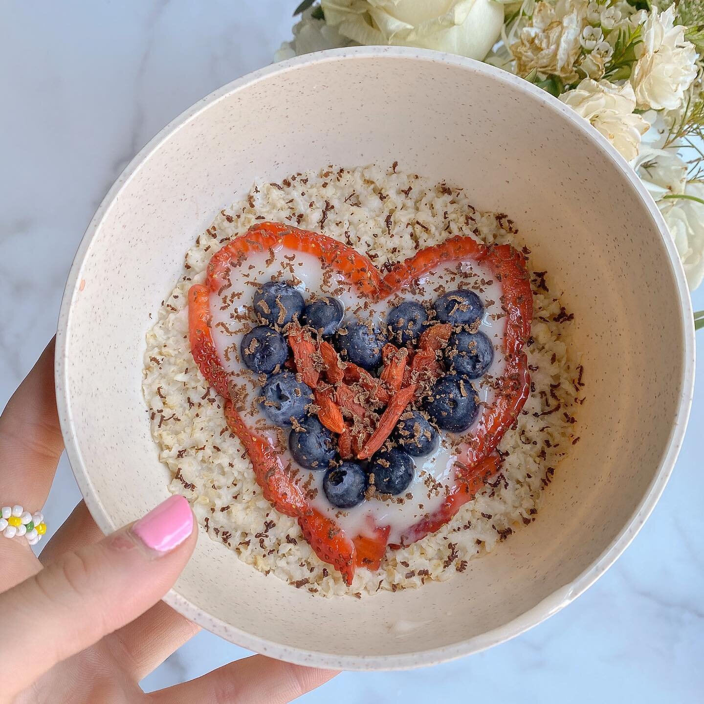 summer giveaway alert!🌞💐⠀[NOW CLOSED]
⠀
@thebowladdict + i have teamed up to give you our bowl essentials for this fourth of july! 🇺🇸⠀
⠀
we are giving away: ⠀
⠀
- a 50$ @traderjoes giftcard (🤯) to buy all of your favorite fresh fruits + toppings