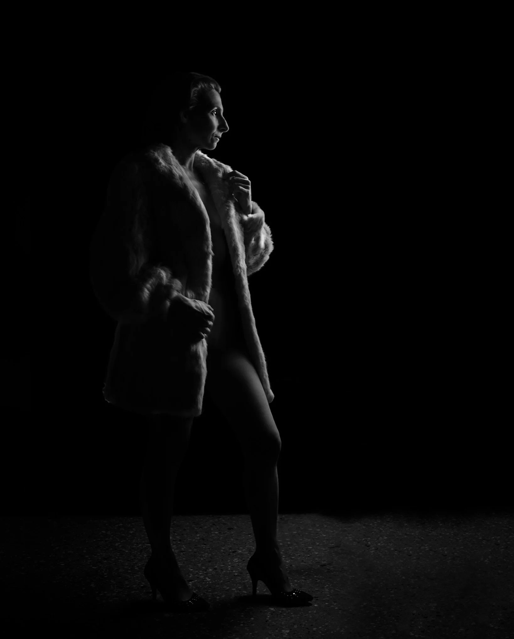 No me ves.
Y sin embargo, no pod&eacute;s dejar de mirar.

De eso se trata una hermosa clave baja.
No es oscuridad. Es direcci&oacute;n.

La luz cae desde atr&aacute;s, toca el pelo del tapado, dibuja el perfil, y todo lo dem&aacute;s&hellip; descans