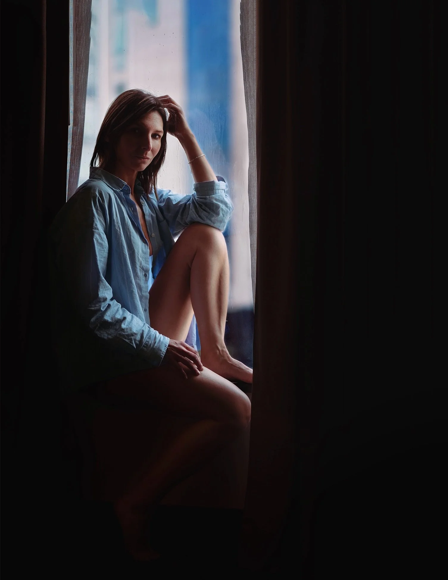 Hay lugares que desaparecen.
La luz no.
A veces permanece mucho despu&eacute;s de que todo lo dem&aacute;s se haya ido.

Serie: 
La luz que queda. 

Retratos en Interiores con Luz Natural.  Mi especialidad.