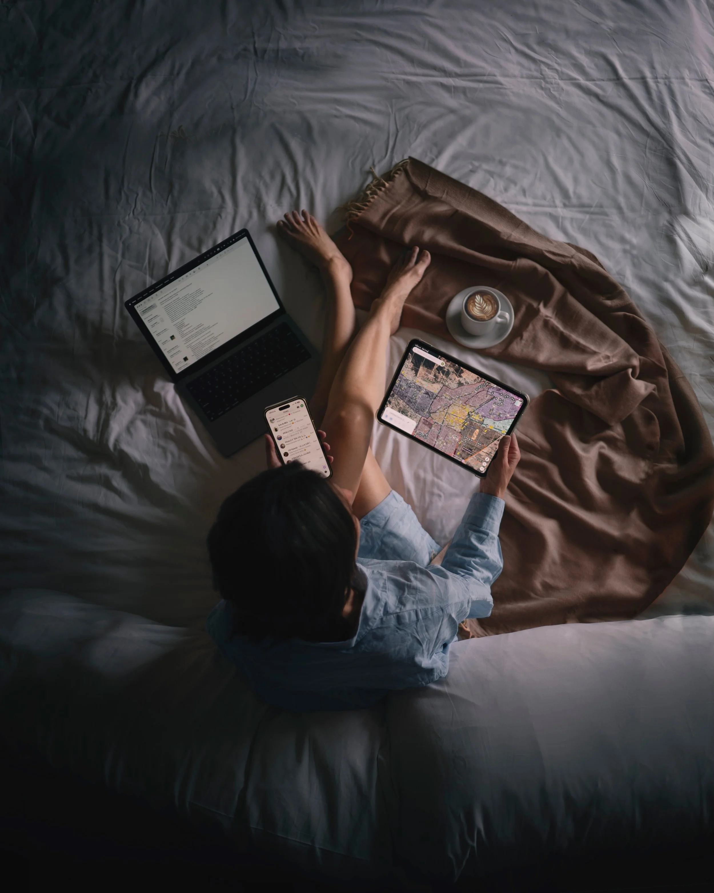 As&iacute; son mis domingos. Laptop, caf&eacute;, tablet&hellip; y la sensaci&oacute;n de que podr&iacute;a estar en cualquier lugar del mundo.

Hace unos a&ntilde;os, los domingos eran de edici&oacute;n, de fotos, de crear.
Hoy son de informes, plan