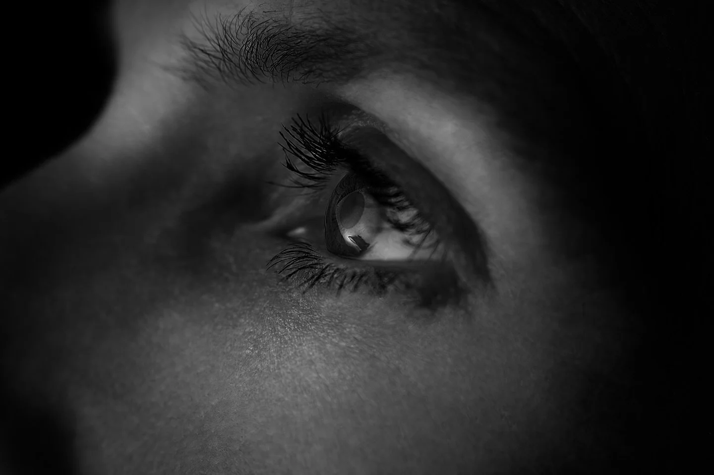 El autorretrato es un acto poderoso. Es  mirar(SE) de nuevo.
 Es nuestra forma de expresi&oacute;n, exploraci&oacute;n, el  juego y la creatividad,
Creamos im&aacute;genes que no buscan agradar, sino decir.

El tema de hoy es detalle: 

Te invito a v