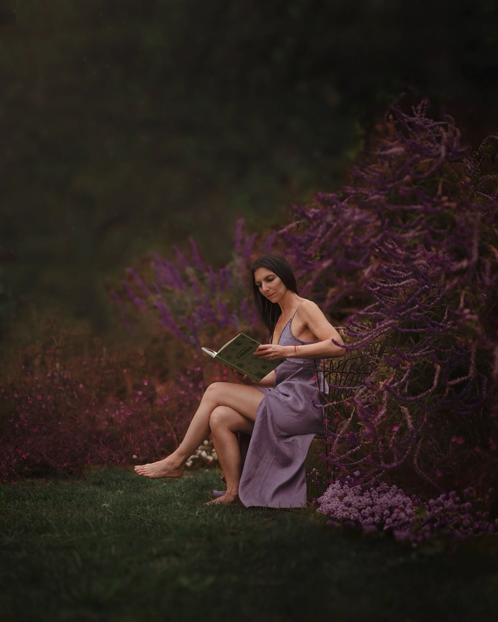 La decisi&oacute;n m&aacute;s importante de esta foto no fue la luz.
Fue el color.
Mi vestido y las flores de mi jard&iacute;n, hablan el mismo idioma crom&aacute;tico.
No compiten. Se acompa&ntilde;an.

Porque al final del d&iacute;a, una foto no si
