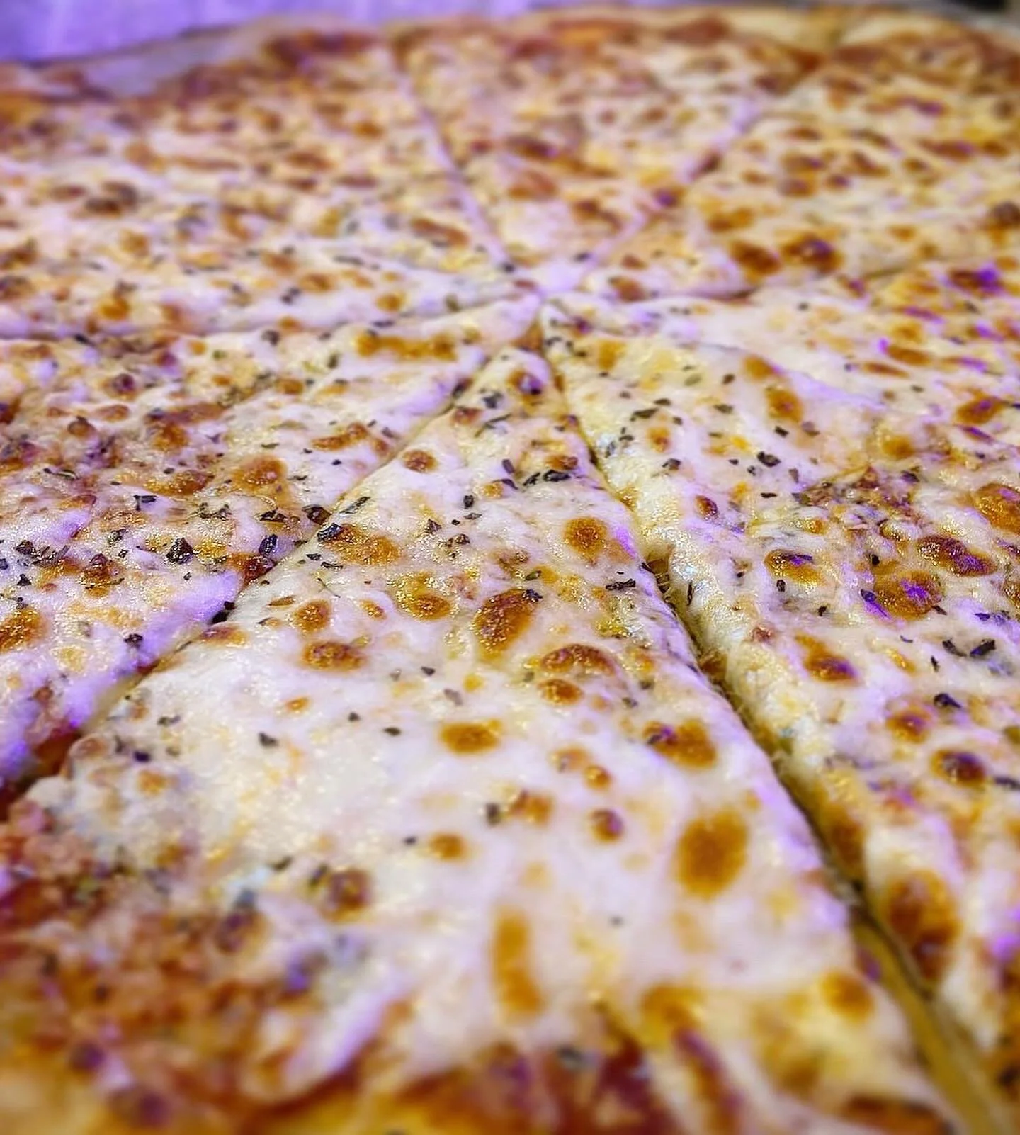 Cheese pizza close up.jpeg