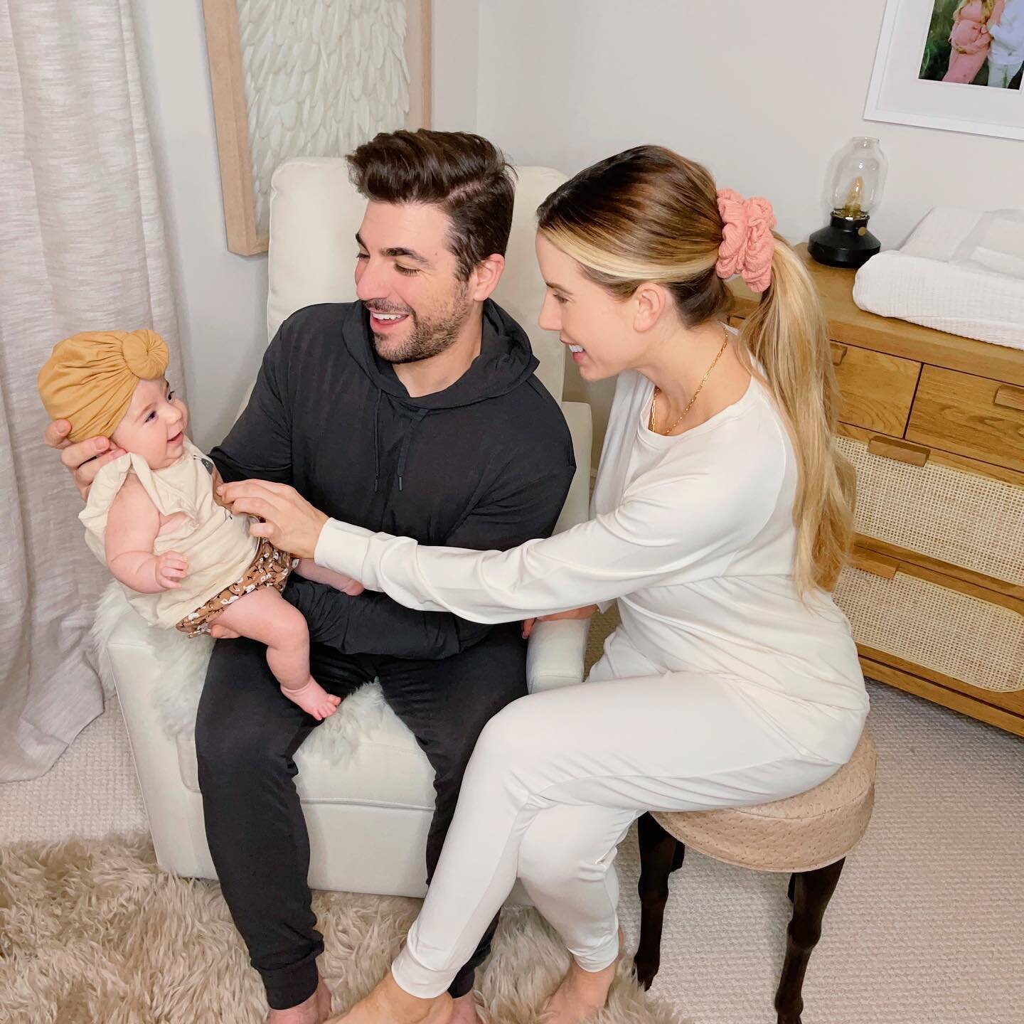 How we like to spend our Sunday evenings! #cozy &amp; #together in our @cozyearth jogger sets! 👨&zwj;👩&zwj;👧 

These are our FAVORITE loungewear sets that are made out of ultra-soft 100% bamboo! When you put them on, it&rsquo;s hard to imagine you