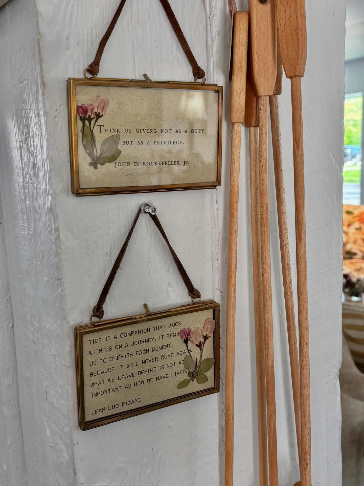 Create your own ✨ pick out a flower + a quote and place inside the frame of your choice!