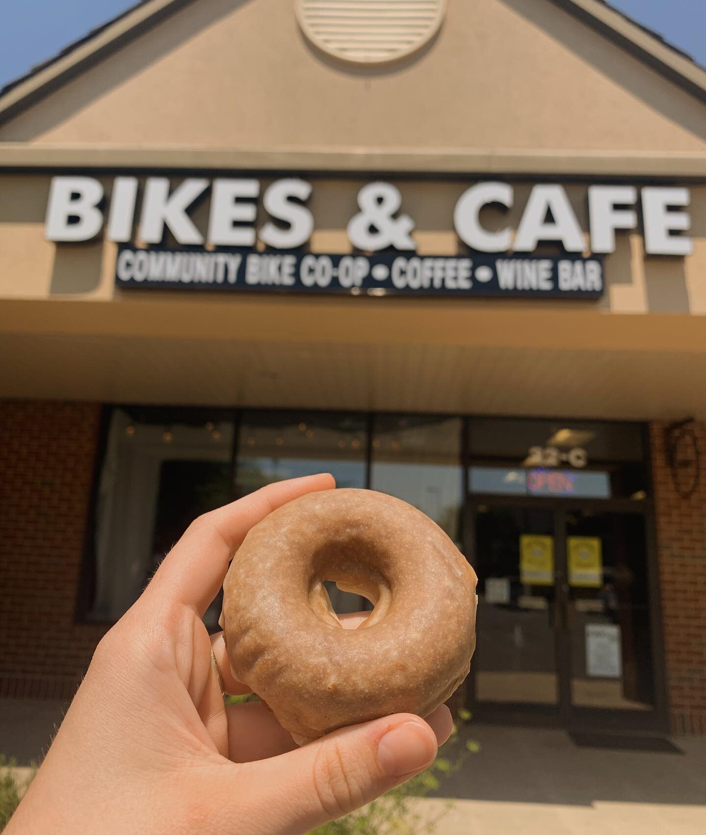 Have you tried our gluten free donuts yet?!😋😋 Get out of the heat and take a break in our shop! We&rsquo;re open till 5pm
&bull;
&bull;
&bull;
#glutenfree #maverickbikesandcafe #leesburgva #smallbusiness #donuts