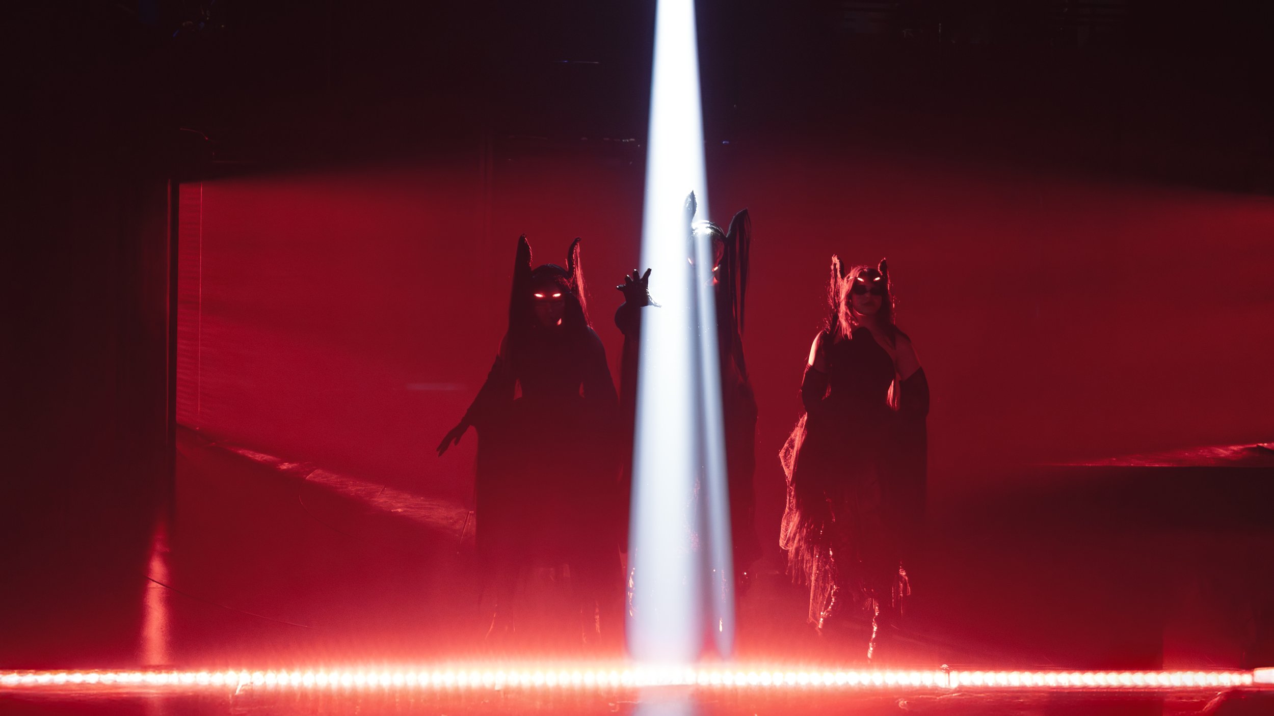 AR8A5217 blood love jaw 260212.jpg