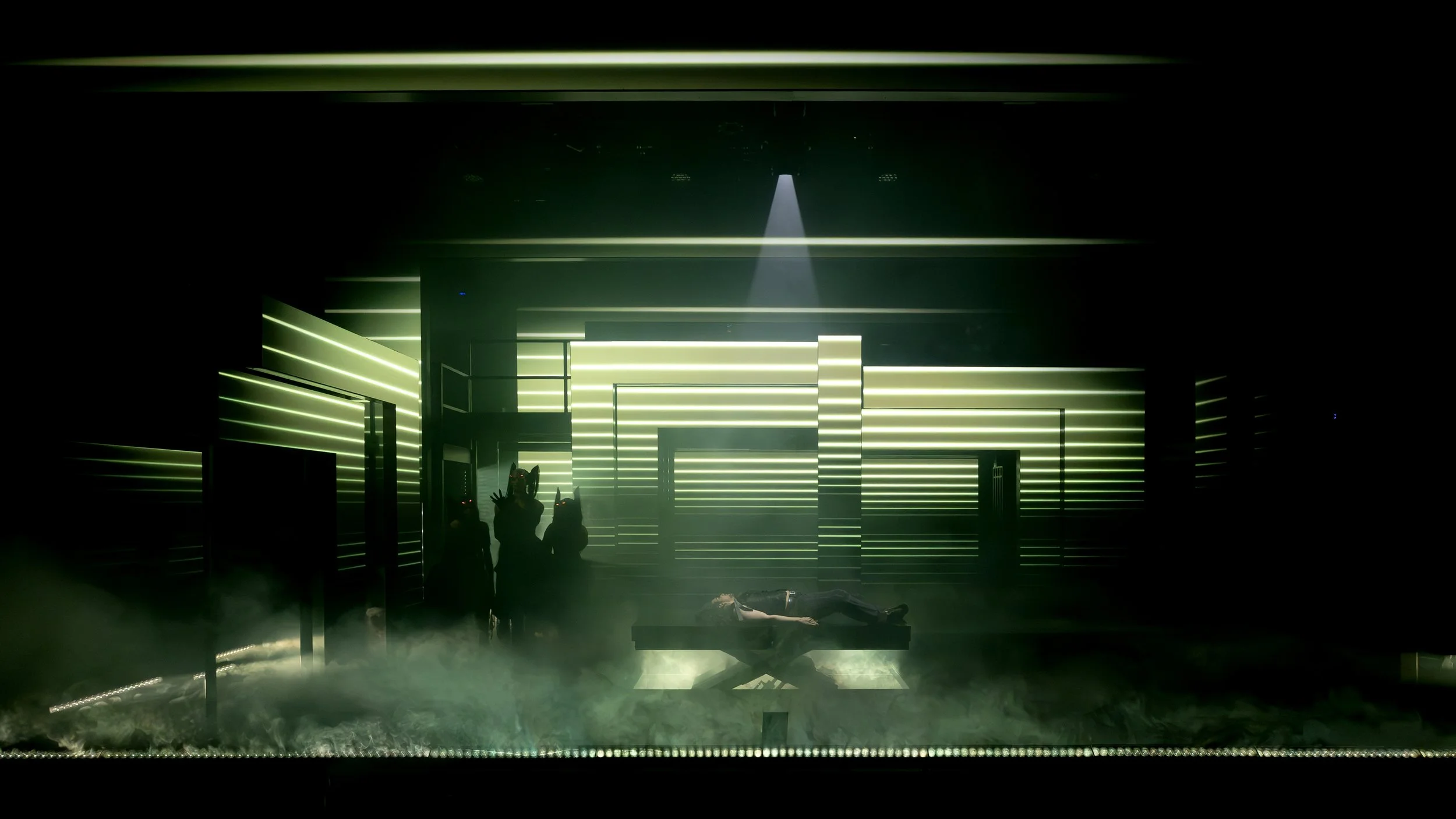 AR8A6589 blood love jaw 260212.jpg