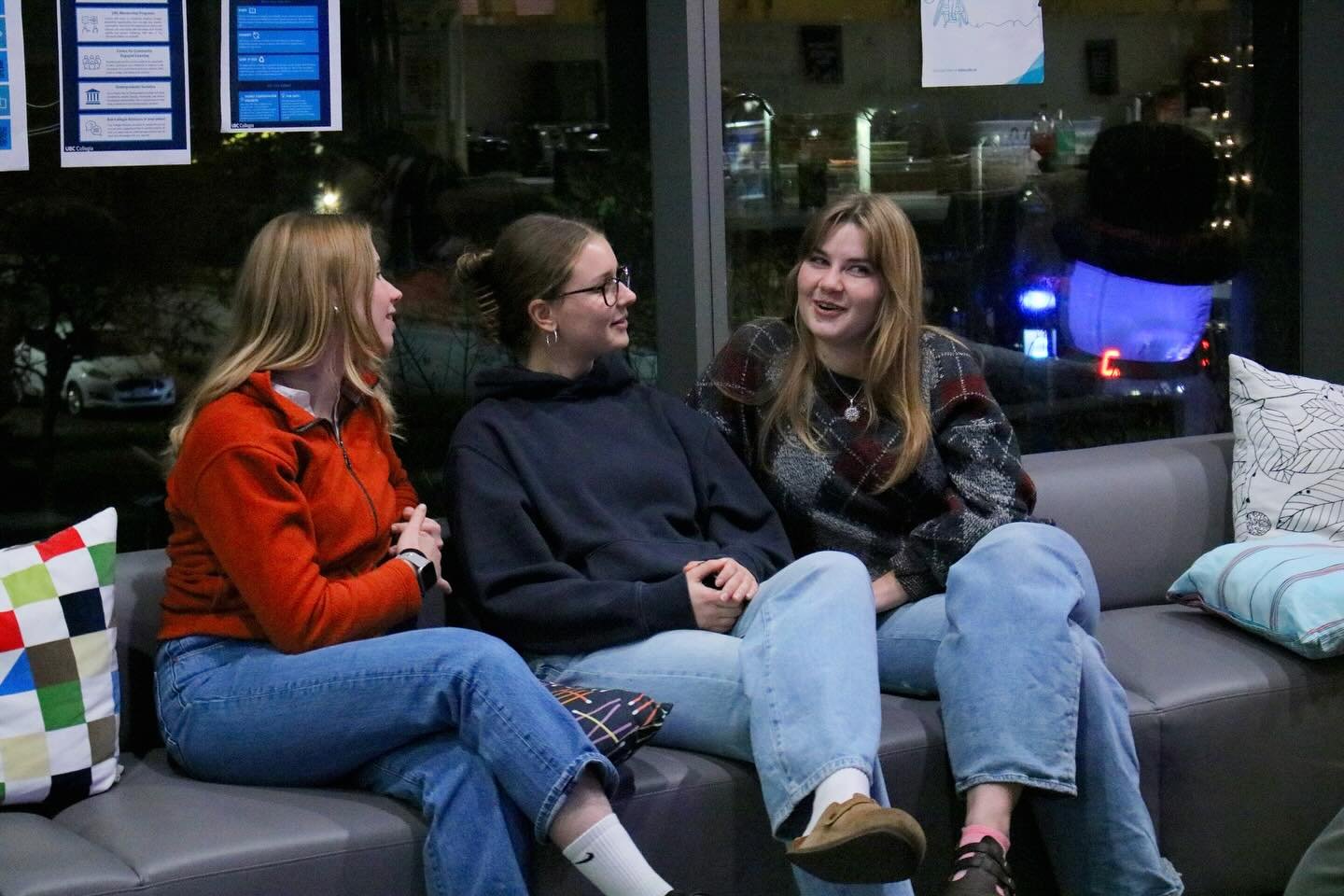 Some moments from our Pizza Trivia Night with the PD Committee! So great to see everyone, wishing you all a great finals season. 💚

Thank you to @kyraamckinnon for the beautiful photos.