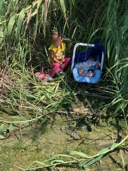 Image shows a 2-year-old Honduran girl and her 3-month-old brother abandoned on the banks of the Rio Grande.
