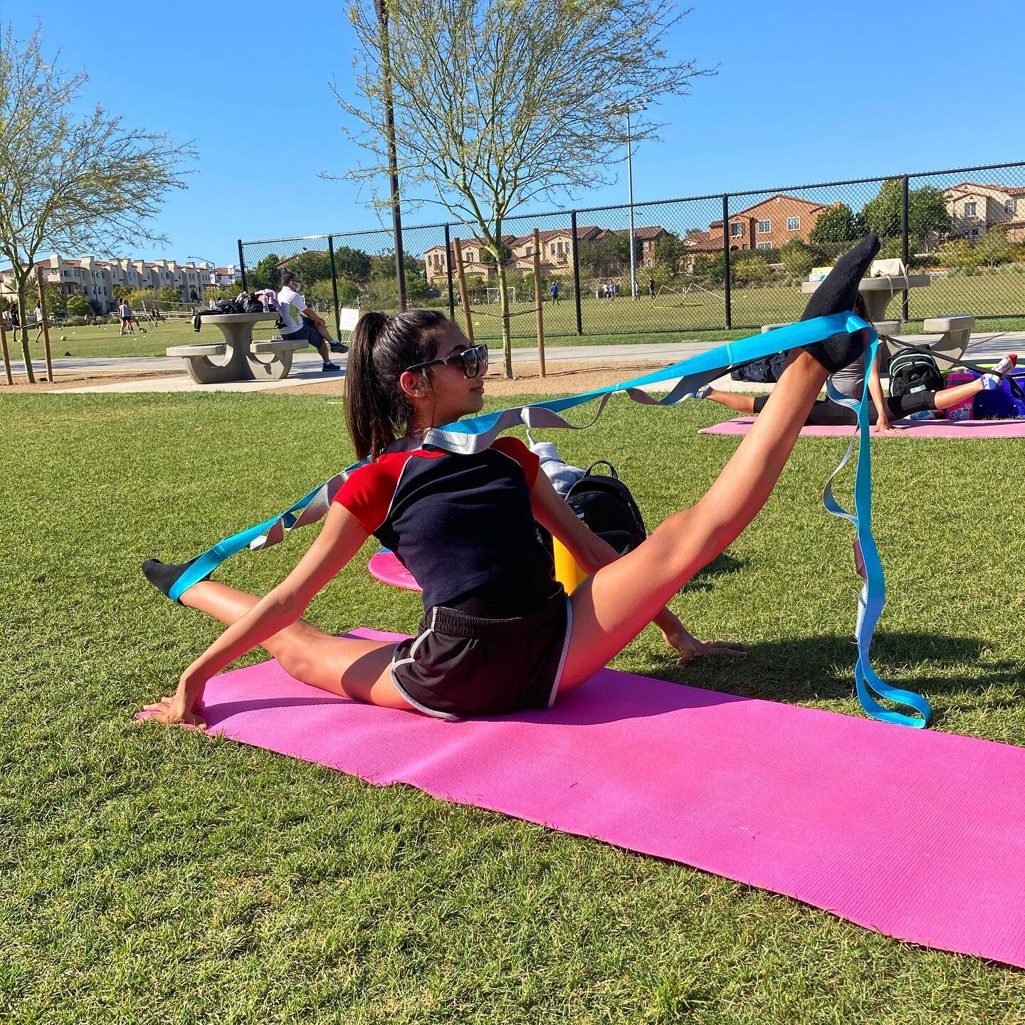 This is how we work on our tans. Come join us for outdoor #rhythmicgymnasticssandiego #rhythmicgymnastics #rhythmic #sandiego #sandiegorhythmic #sandiegorhythms #gymnastics #sandiegogymnastics #flexibility #cardio #художественнаягимнастика #сандиего 