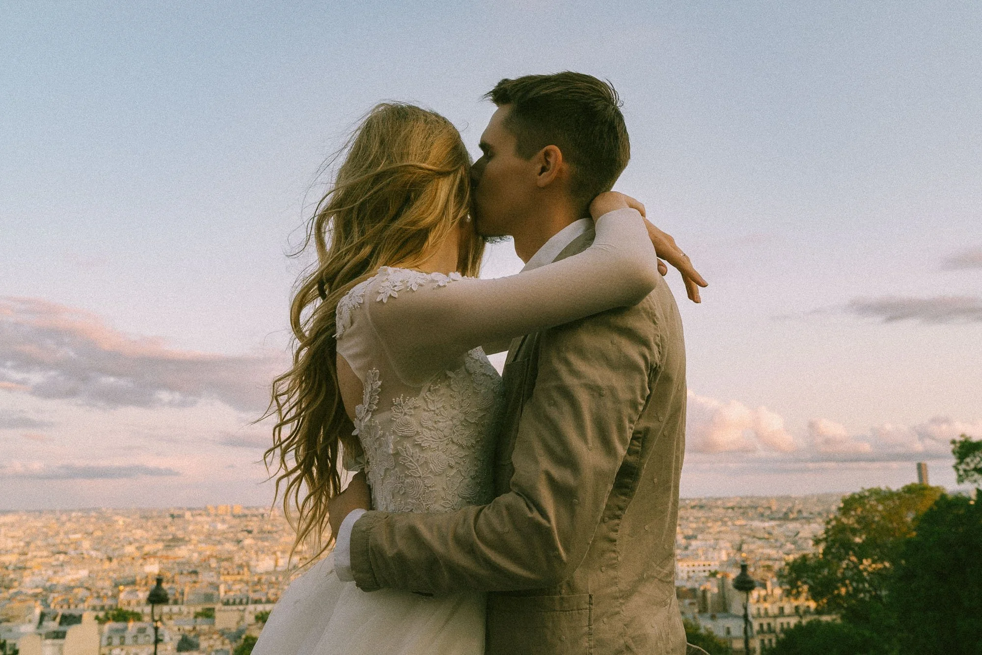 Séance photo romantique à Paris pour la lune de miel de Nikola &amp; Ksenia