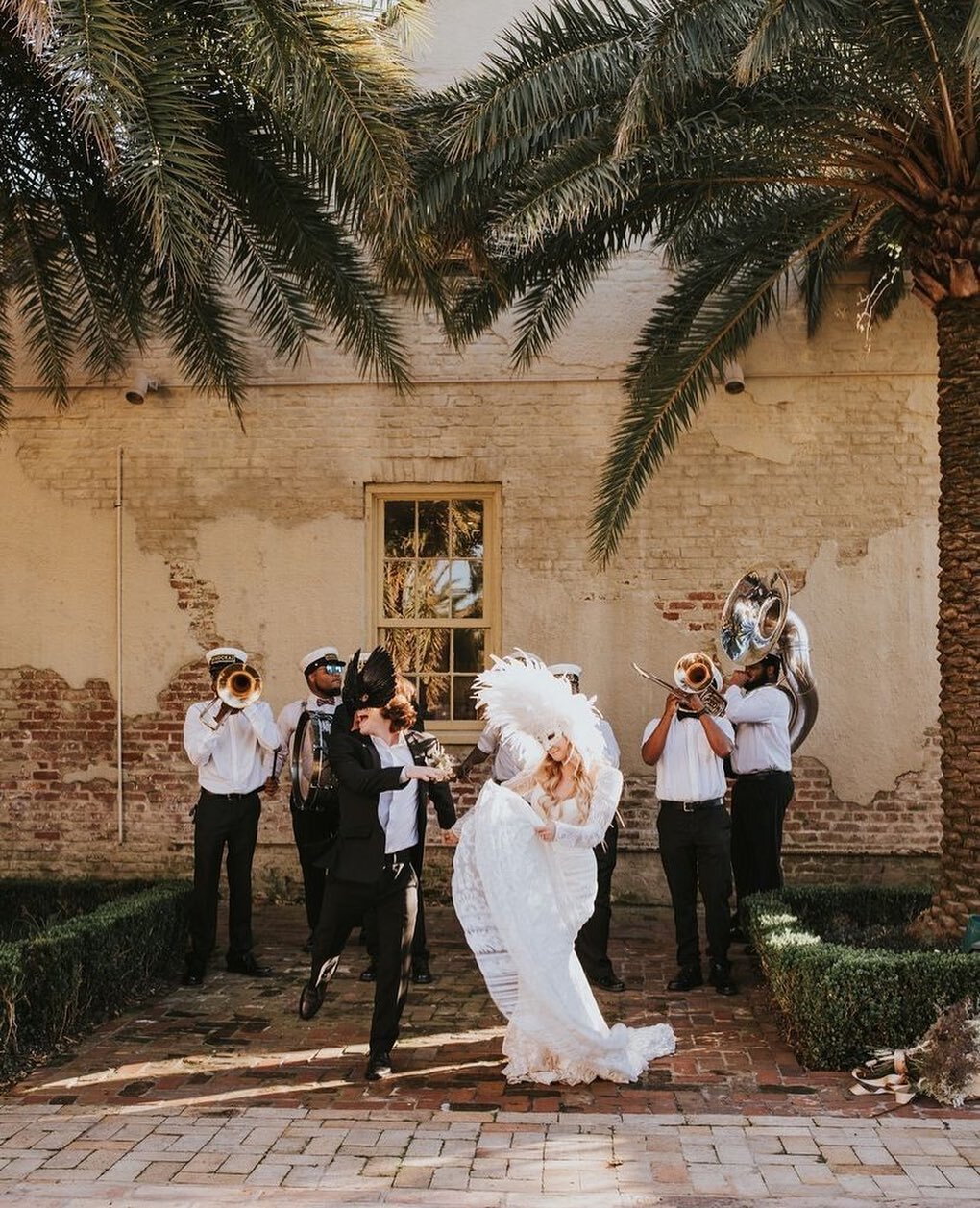 Monday morning mood and we can&rsquo;t contain our excitement! This is how we feel now that weddings are BACK! 🤩
Photo by @jordanjankunphotography 
Tap for other amazing vendors!

.
.
.
.
.
.
.
.
.
.
.⁠
#nola #weddingphotography #weddingphotographer
