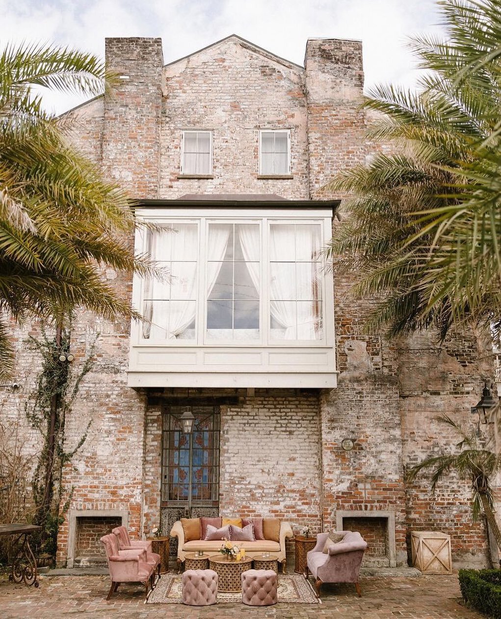 Easy like Sunday morning🌴✨
Photographer @septembercompany 
Furniture @lovegoodrentals 
Florist @antiguafloral

.
.
.
.
.
.
.
.
.
.
.
.⁠
#nola #weddingphotography #weddingphotographer #elope #elopement #neworleans #raceandreligious #weddingdesign #we