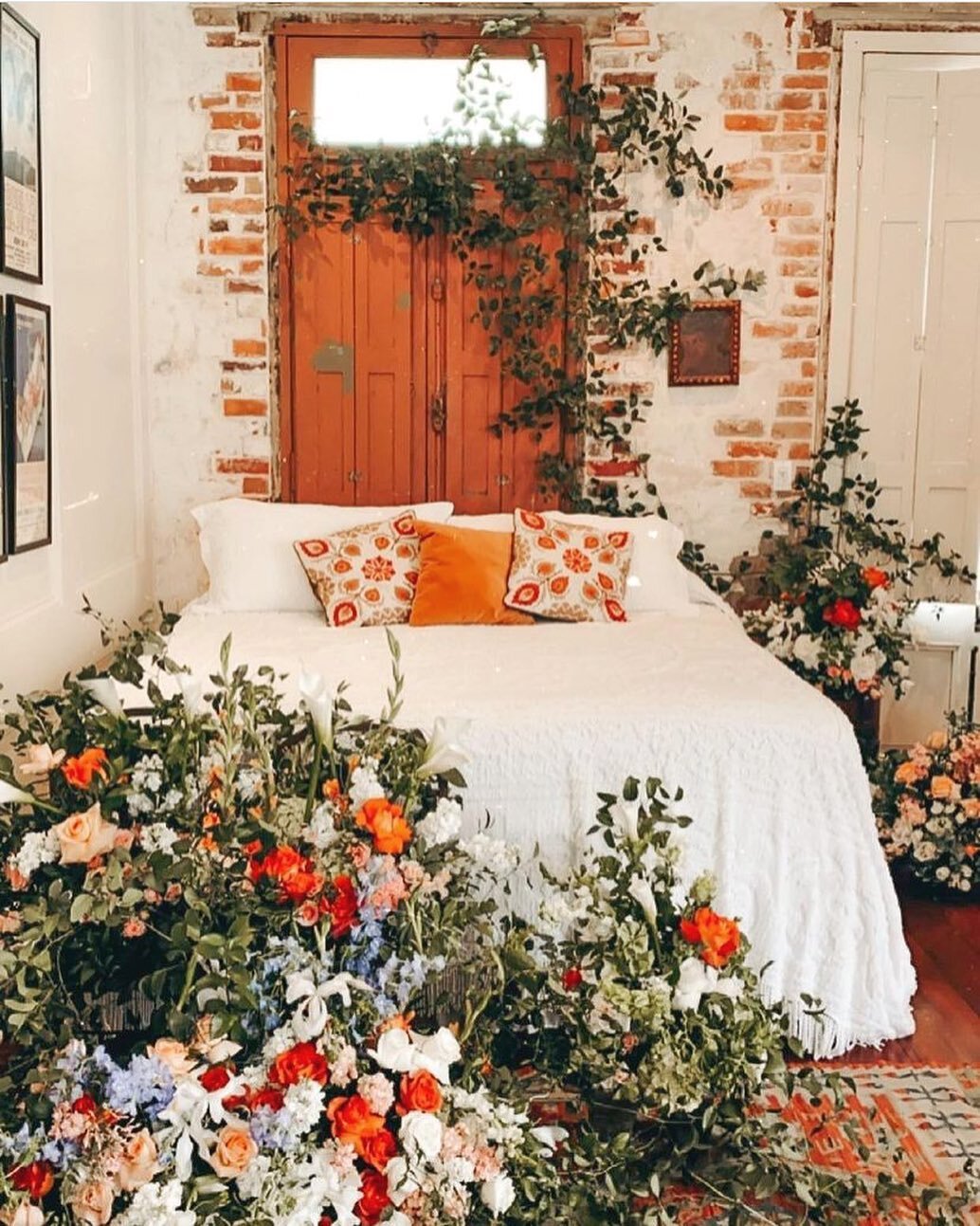 Are we dreaming, or is this real?! Imagine waking up in this bed🤩
Florals @duiaandjean 
Planner @lonneyjaneproductions

.
.
.
.
.
.
.
.
.
.
.
.⁠
#nola #weddingphotography #weddingphotographer #elope #elopement #neworleans #raceandreligious #weddingd