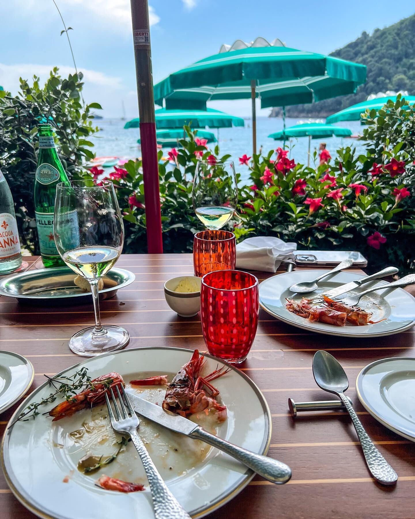 Langosteria, Paraggi

A day at Paraggi beach requires a lunch date at Langosteria, the restaurant of the exclusive Bagni Fiore beach club. Facing the aqua blue water, the sandy beach just on the other side of our table. Seafood, of course, was the na