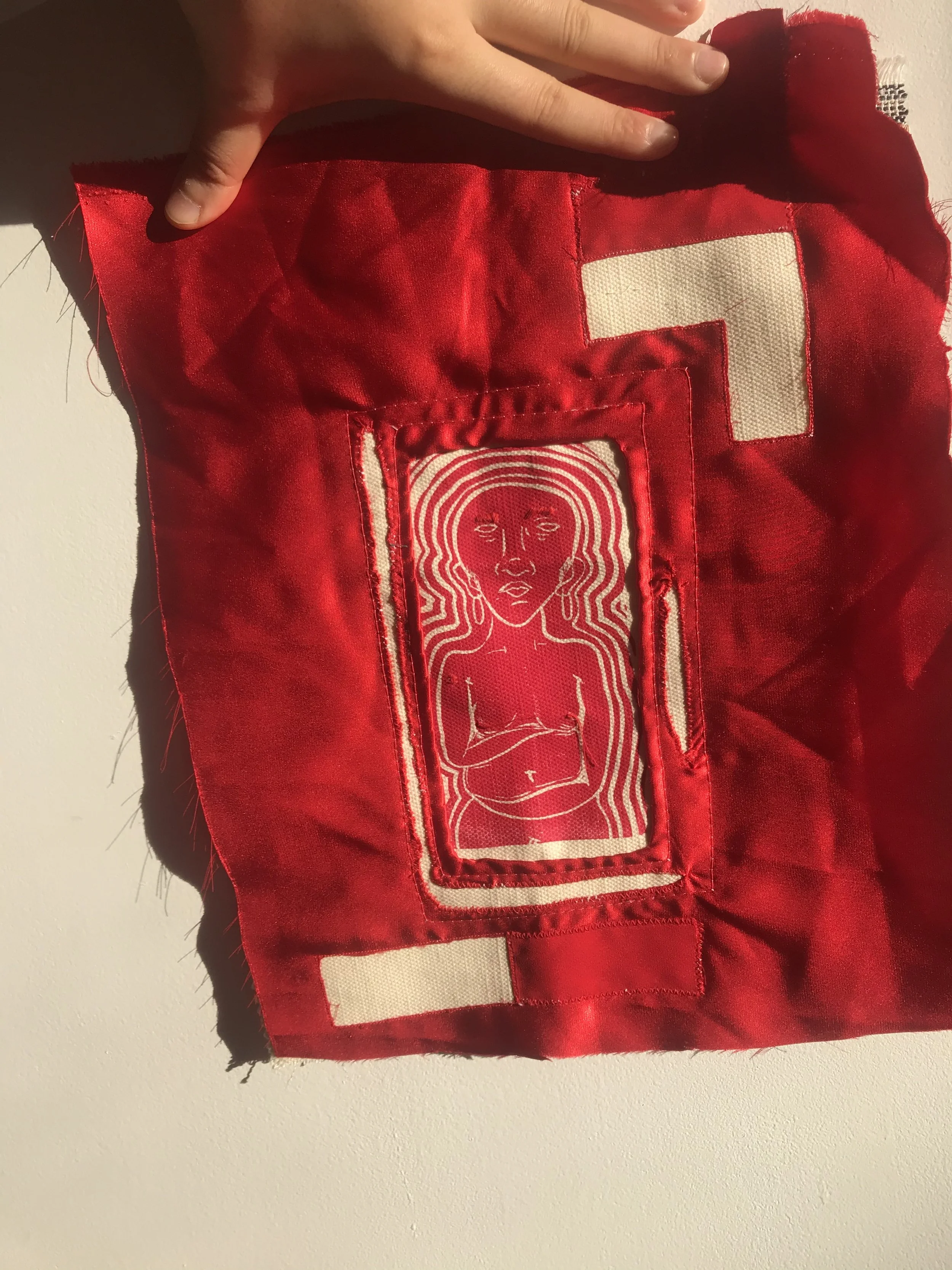 Machine stitched mola sample made with Red Sateen top layer and lino printed canvas as secondary layer. To improve this ample further I would like to widen the spaces between the stay stitches in order to allow for more fabric to be available when sl