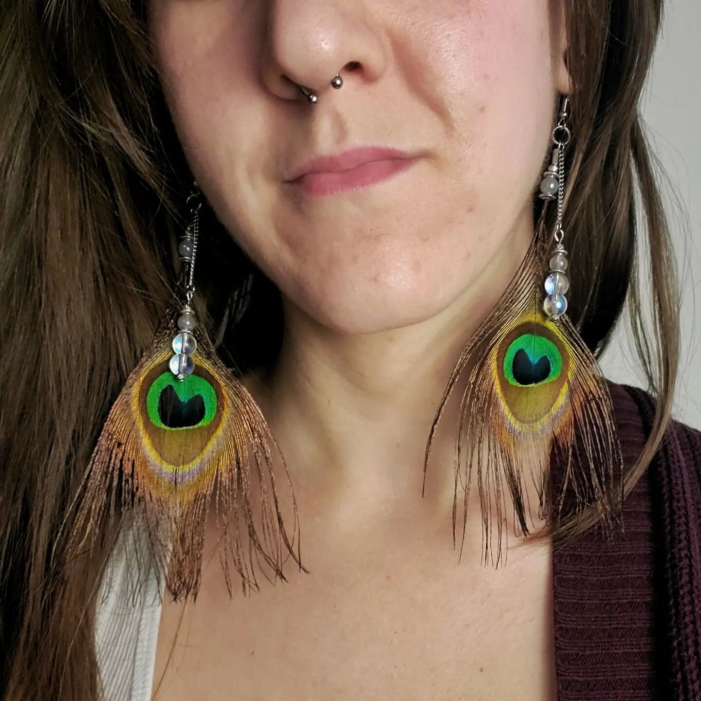 Playing with some peacock! 🦚
~
#peacocks #peacockfeathers #feathers #earrings #handmade #yqg