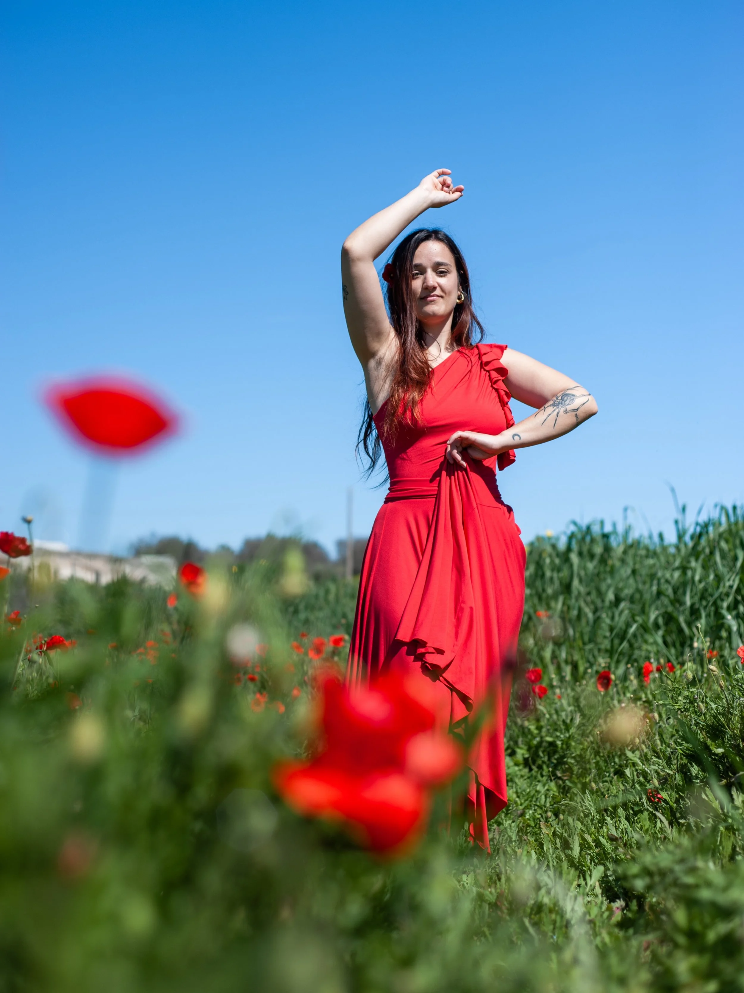 Ludovica tra mille papaveri rossi 🍃
@lindseynettee 

Entro Terre. Dal profondo del Mediterraneo, una linea per ritrovarsi.

Ph. @katecaus 

#Entroterre #SS26 #Diletta #Elide