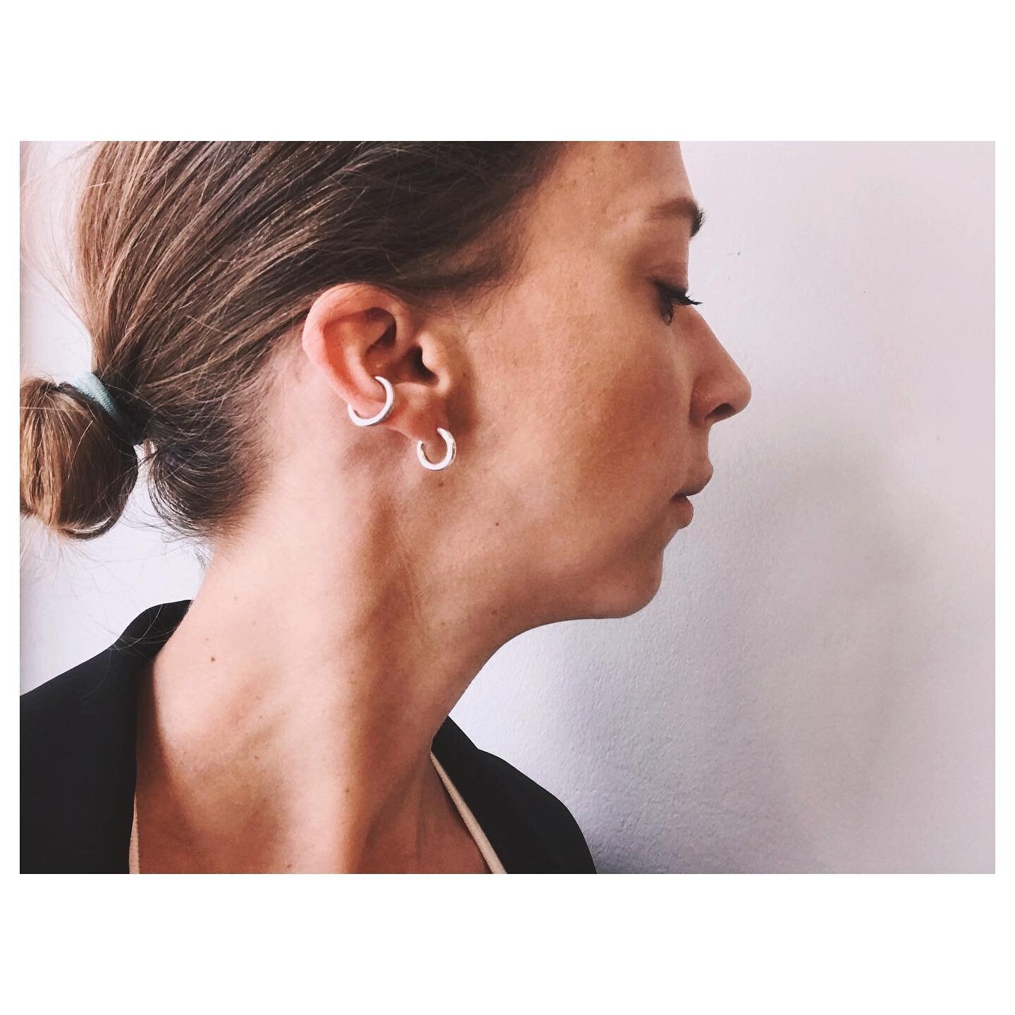- petit ear cuff - 

Il est simple et efficace mais avec le petit c&ocirc;t&eacute; rock que j&rsquo;aime. Je le porte quasiment tous les jours. (Il est &agrave; 65&euro;)

Je le rajoute sur l&rsquo;e-shop?? 

#earcuff #earrings #jewels #handmade