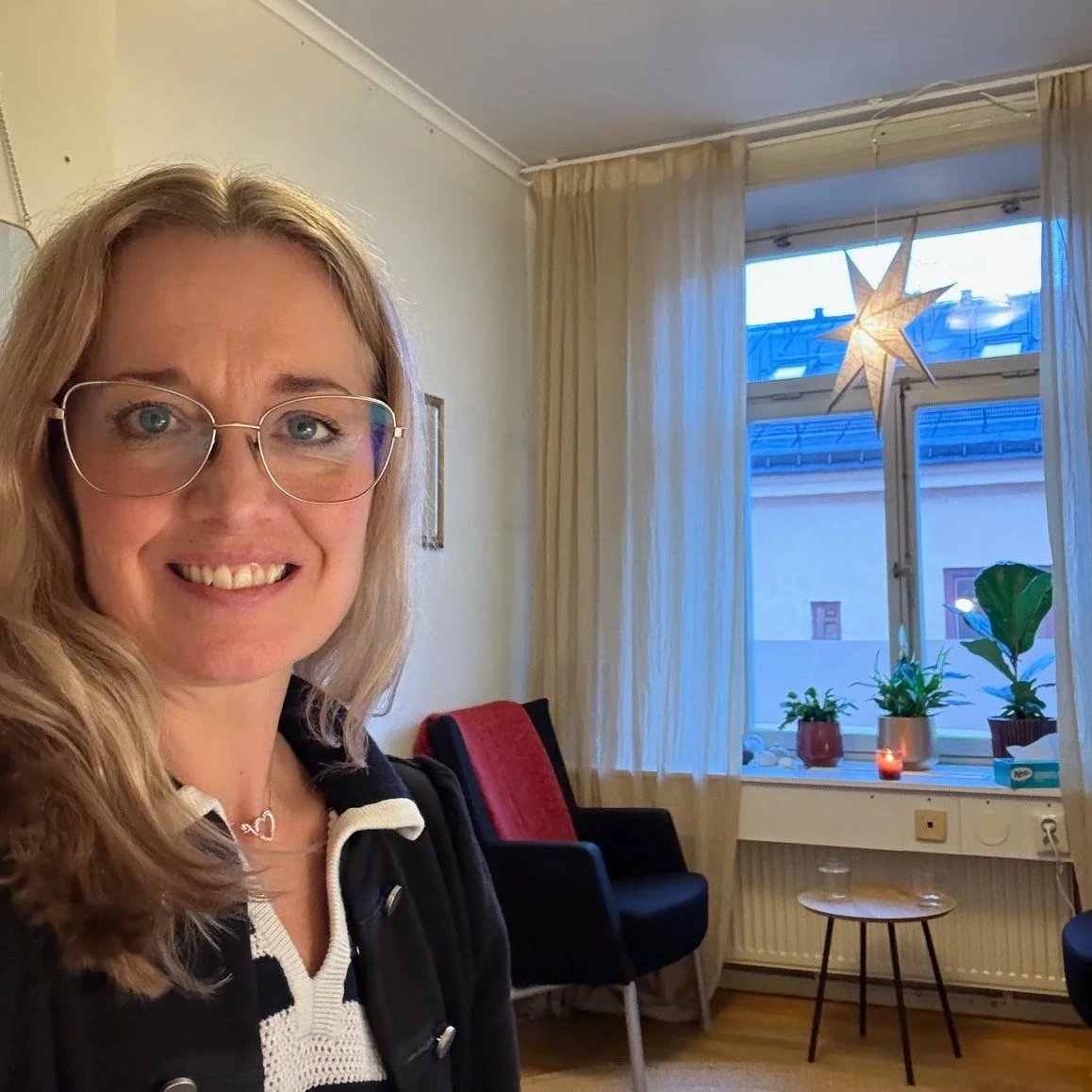 December &auml;r en m&aring;nad som b&aring;de v&auml;rmer och pr&ouml;var oss. 

Jag m&ouml;ter m&aring;nga som l&auml;ngtar efter gemenskap och lugn, men som samtidigt k&auml;nner pressen att f&aring; allt att fungera; firanden, traditioner, relati