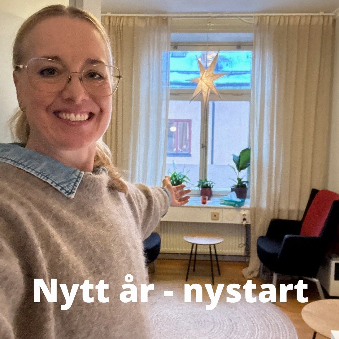 En ny b&ouml;rjan.

Att f&aring; kliva tillbaka in i rummet, t&auml;nda ljuset och landa i rutiner som b&auml;r. Efter ledighet k&auml;nns det fint att &aring;terigen f&aring; m&ouml;ta samtalen, n&auml;rvaron och det som sker n&auml;r vi stannar upp