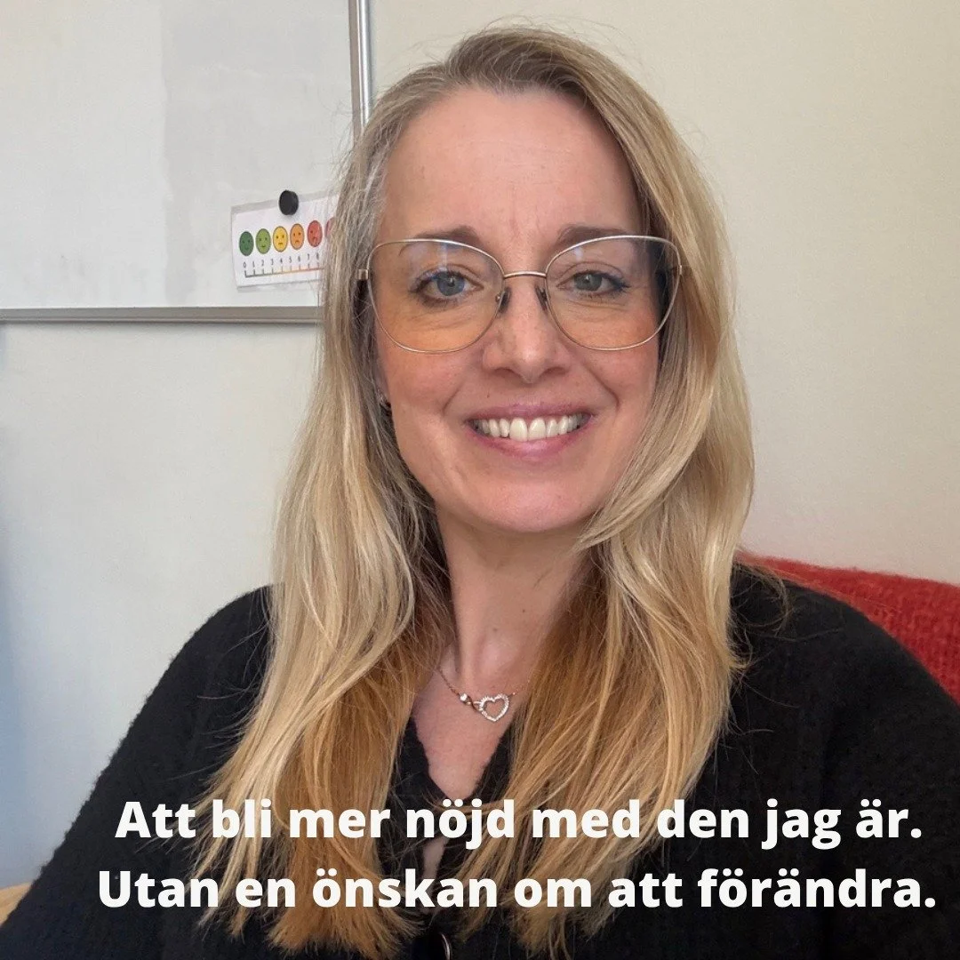 Att bli mer n&ouml;jd med den jag &auml;r. 🤍
 
H&auml;r i mitt arbetsrum m&ouml;ter jag varje dag m&auml;nniskor som &auml;r mitt uppe i sin egen utvecklingsresa. Och jag blir st&auml;ndigt p&aring;mind om hur modigt det &auml;r att stanna upp, titt