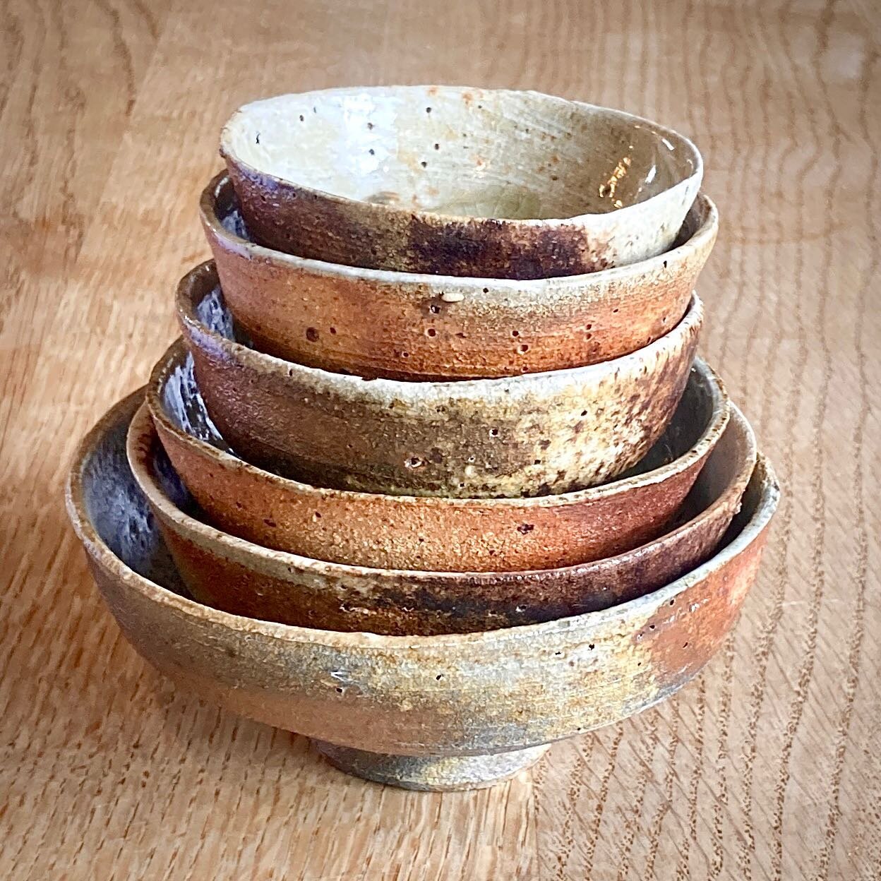 These are by far the simplest things I put in the anagama @oxforduniversitykilns and, in many ways, they were the most successful.
.
An all purpose buff stoneware clay, lightened a little by blending it with ST material, grogged a little with the tin