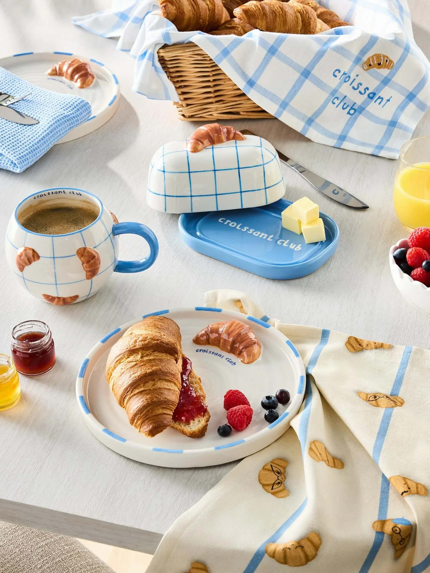 New in Croissant Club for @nexthome 🥐🍓☕️
Super cute shoot and so much fun! ✨

Shot by @tomrandall123 
AD @libby.greaves 
Styled by me