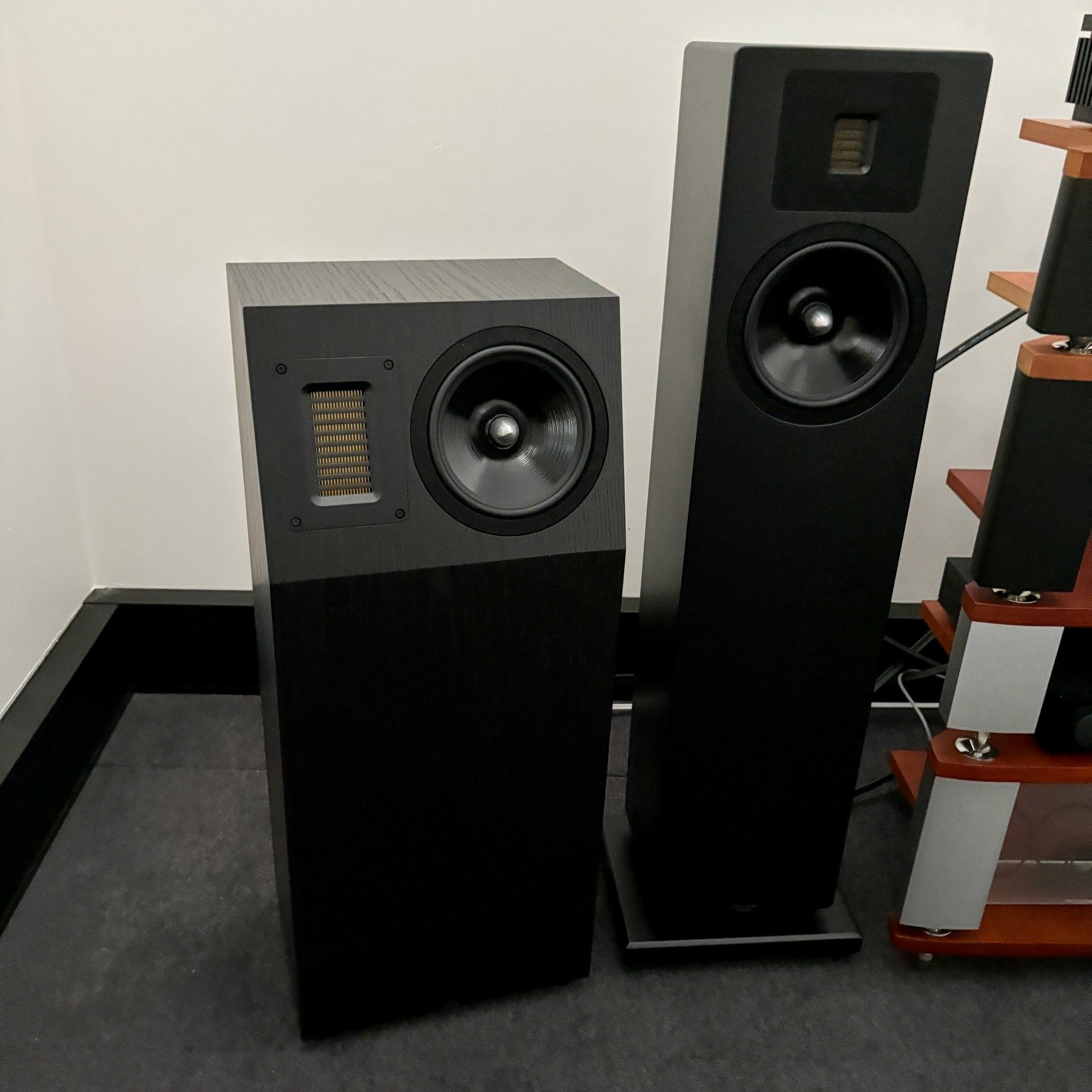 Take your pick - the IOTA Xplorer or Elite Classic from @neatacoustics

The IOTA Xplorer is equipped with two down-firing bass drivers in iso-baric arrangement, bringing you a full-range agile presentation and huge soundstage, which projects far beyo