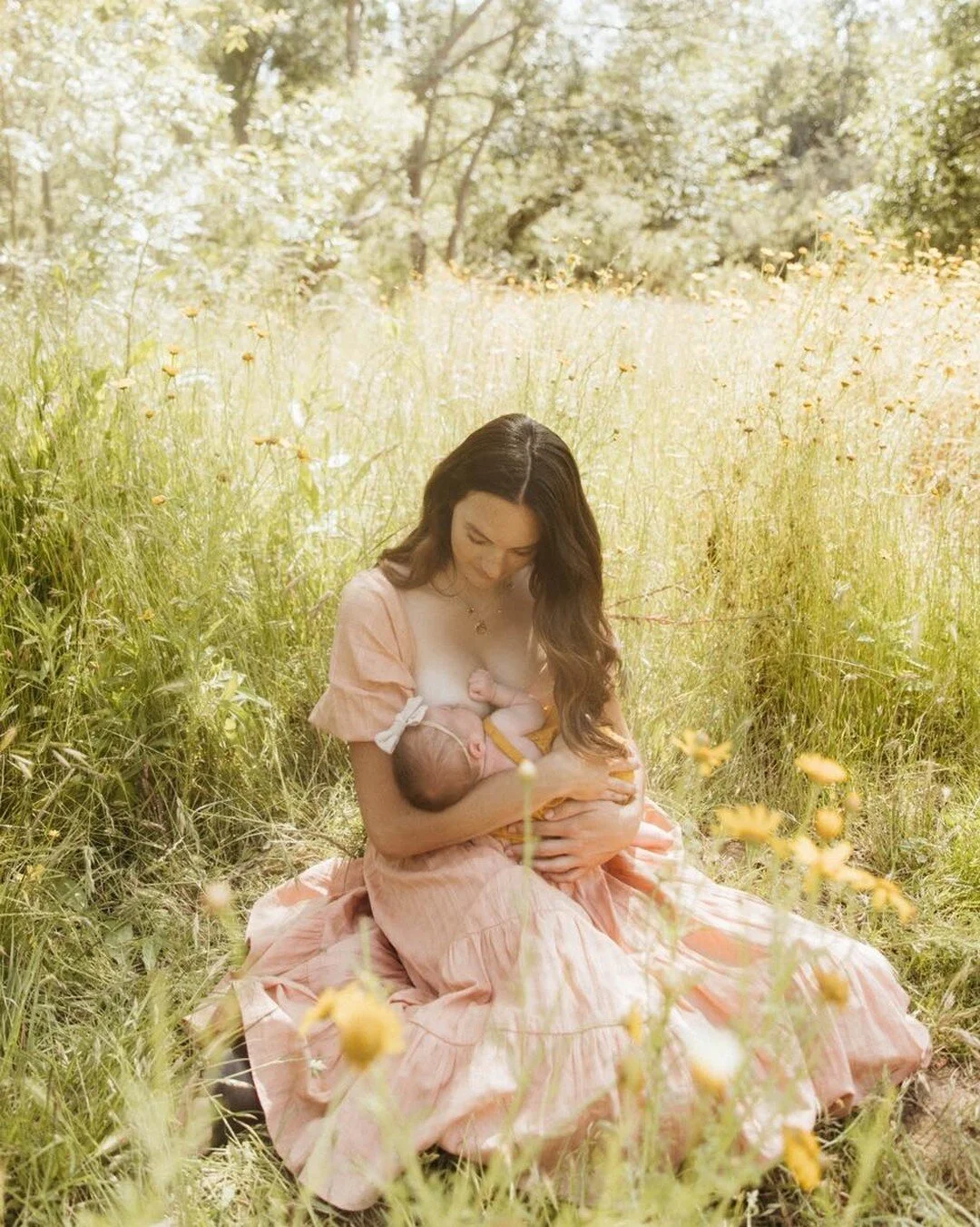 It&rsquo;s  #nationalbreastfeedingmonth and in honor of that I wanted to share a few facts about breastfeeding.

💛 Breast milk contains antibodies and live white blood cells that help your baby fight against infection. And, when you or your baby are