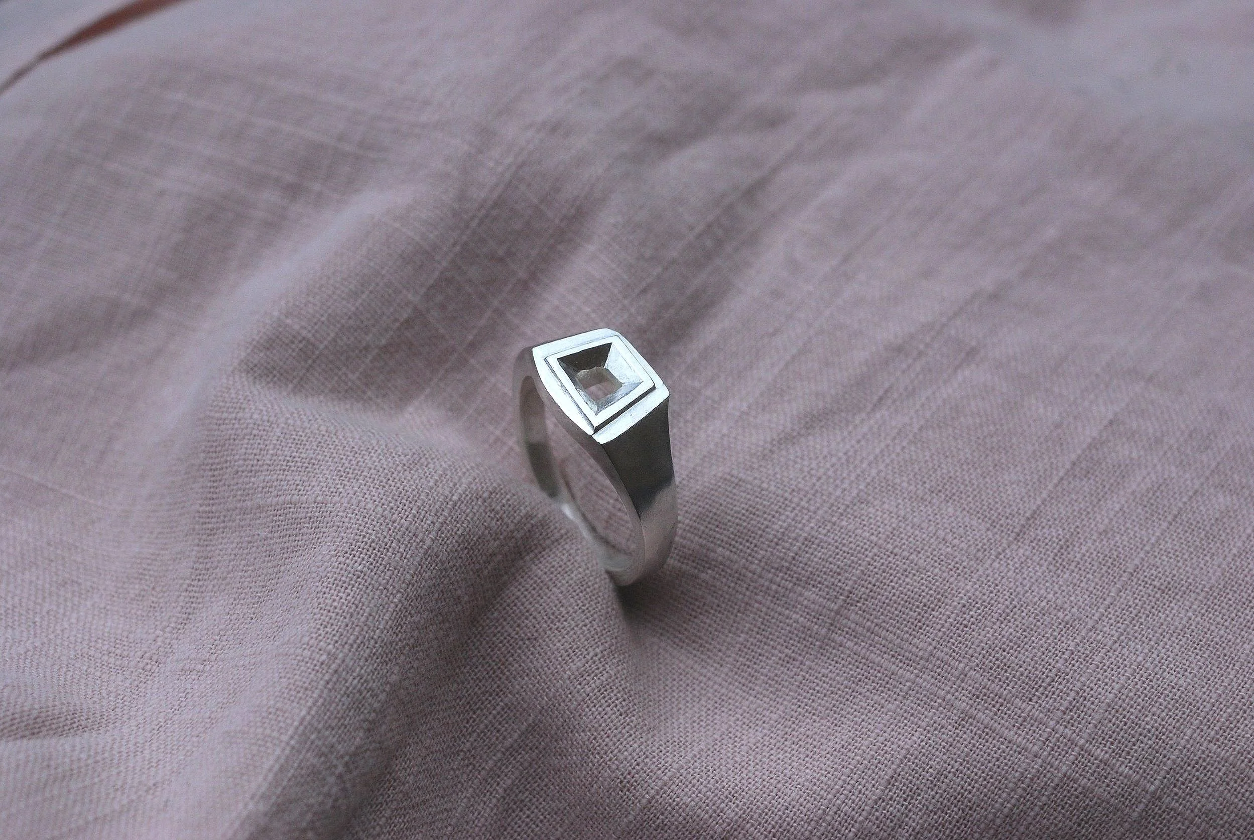 Cube silhouette signet