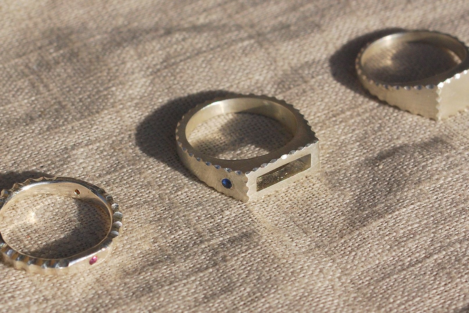 Silhouette sapphire signet