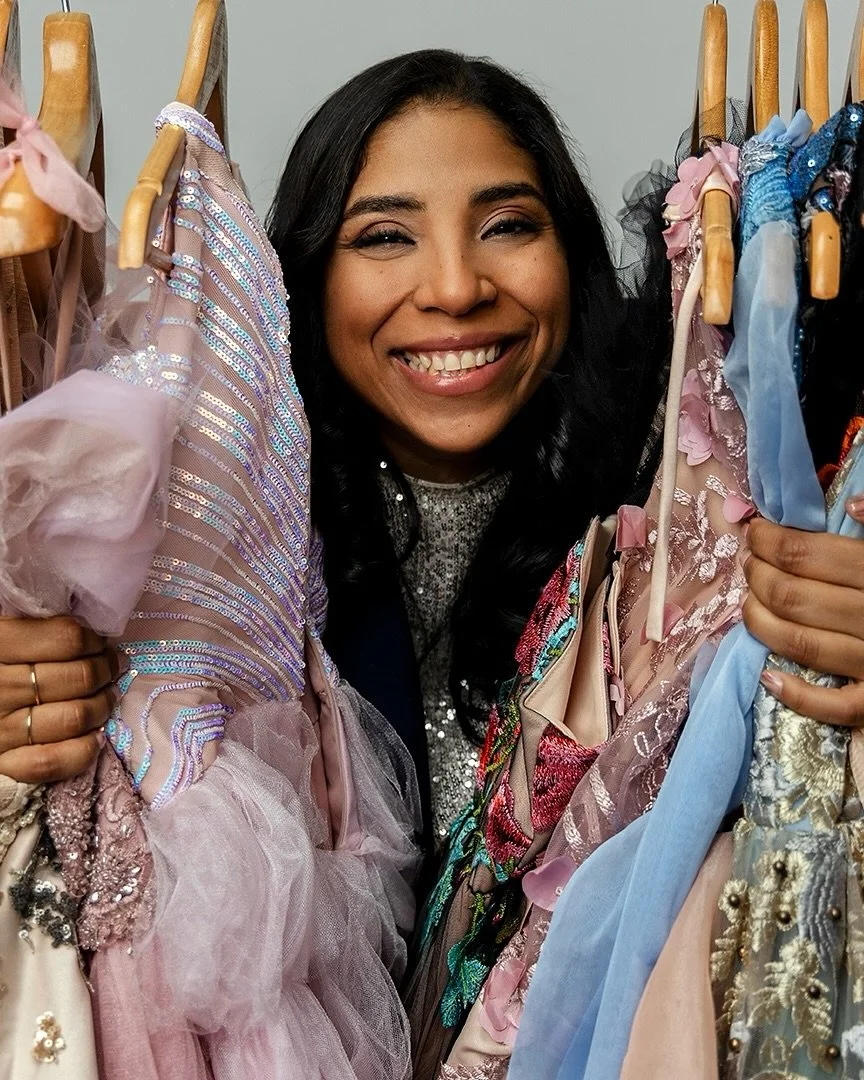 Este es el proceso👇🏽

⭐Primero: 
Hablo con @stefaniamuirraguiheavens y le digo que me gustar&iacute;a una nueva colecci&oacute;n. Esto pasa por lo general cada 2 o 4 a&ntilde;os, dependiendo de la cantidad de vestidos. 

⭐Segundo: 
Stefy comienza c