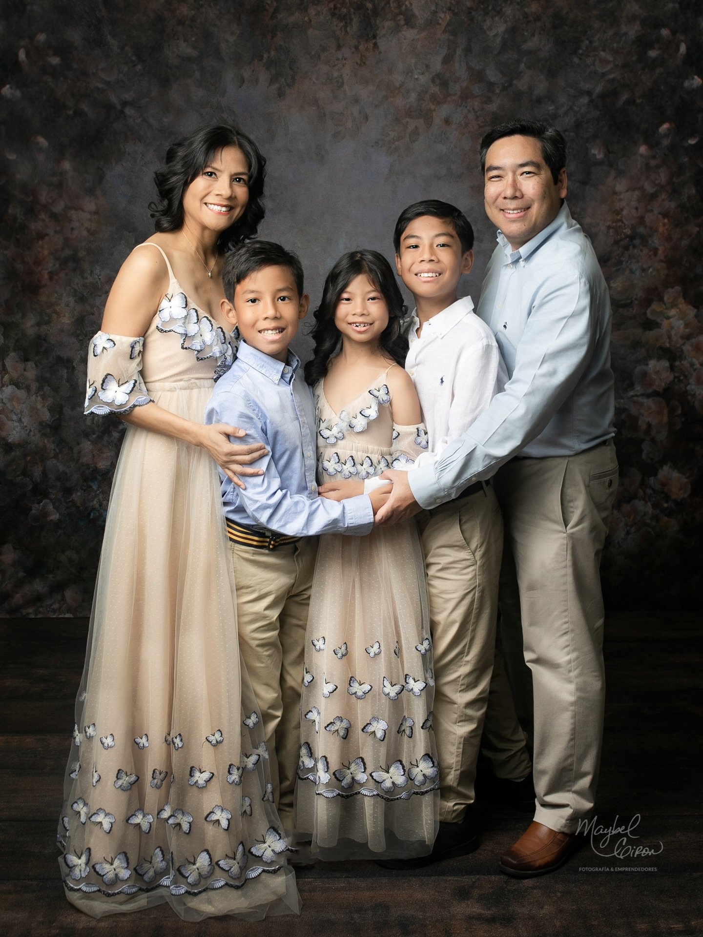 Yo soy fot&oacute;grafa de familias. Es lo que me encanta hacer y sue&ntilde;o cada mes con las familias que conocer&eacute;. Amo tanto a las familias que una vez vienen a mi estudio, ya se convierten en parte de la m&iacute;a. 

Las familias son lo 