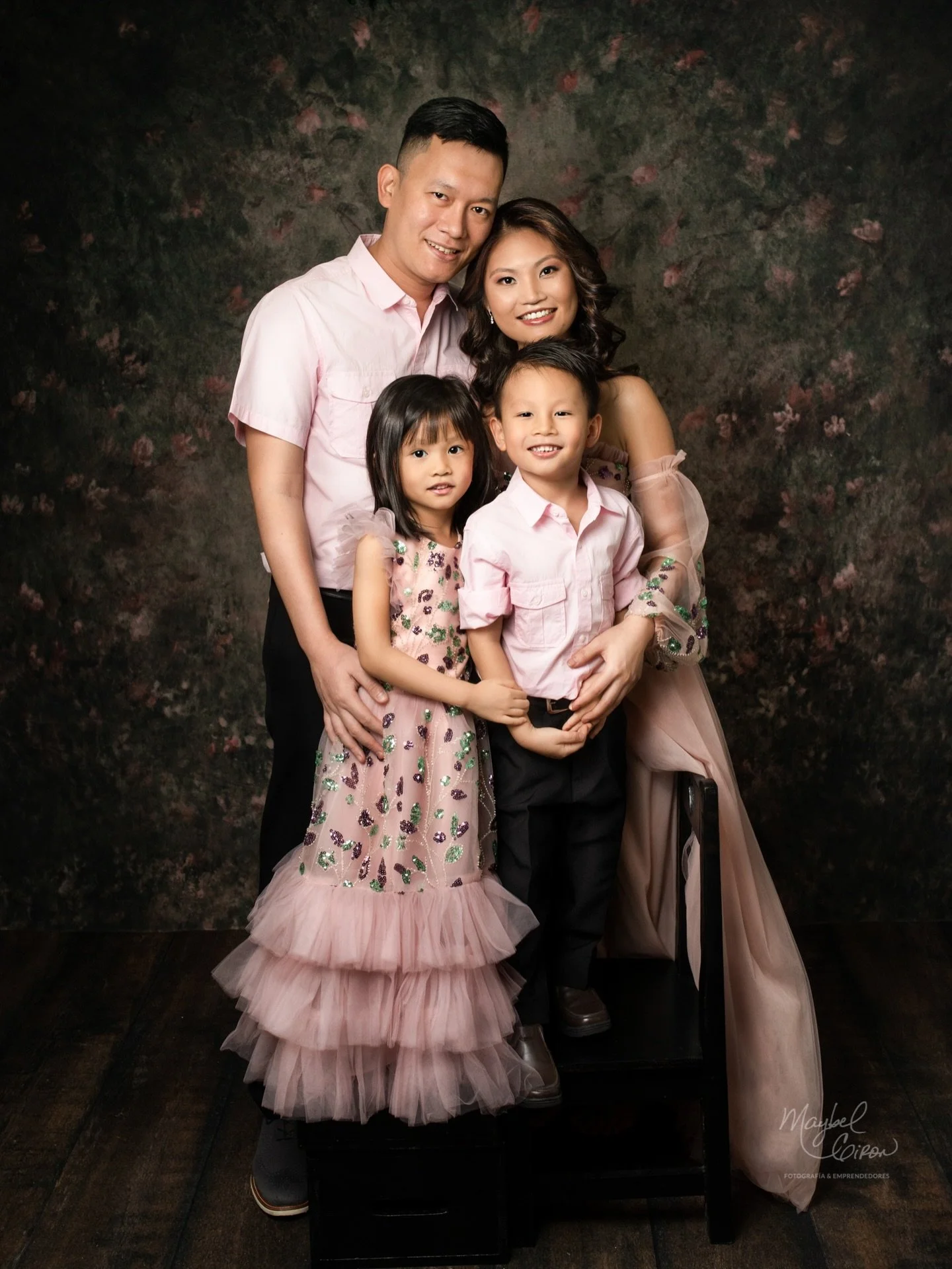 Hay muchas posibilidad de que me digas que vienes a mi estudio y est&aacute;n buscando unas fotos &ldquo;tradicionales&rdquo; y luego quedes enamorada de las fotos tradicionales con un toque elegante que mi amor por el arte y las familias, siempre sa