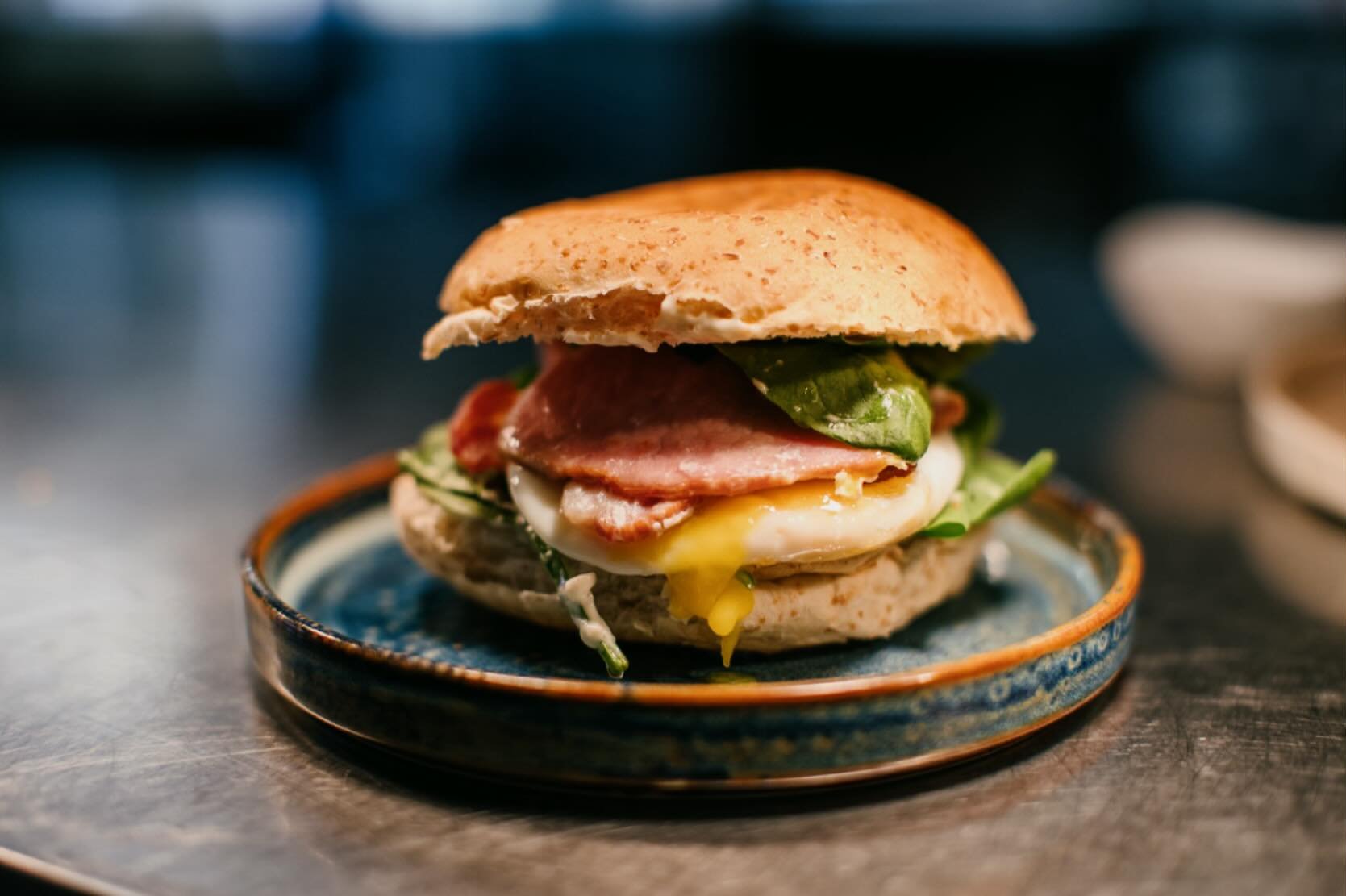 One of our best-sellers: the Drift Roll. A locally baked roll layered with herb aioli, fresh spinach, grilled smoked back bacon, and a fried free-range hen&rsquo;s egg. Simple, local, seriously good. GF available.

#ScottishFoodScene #VisitScotland #