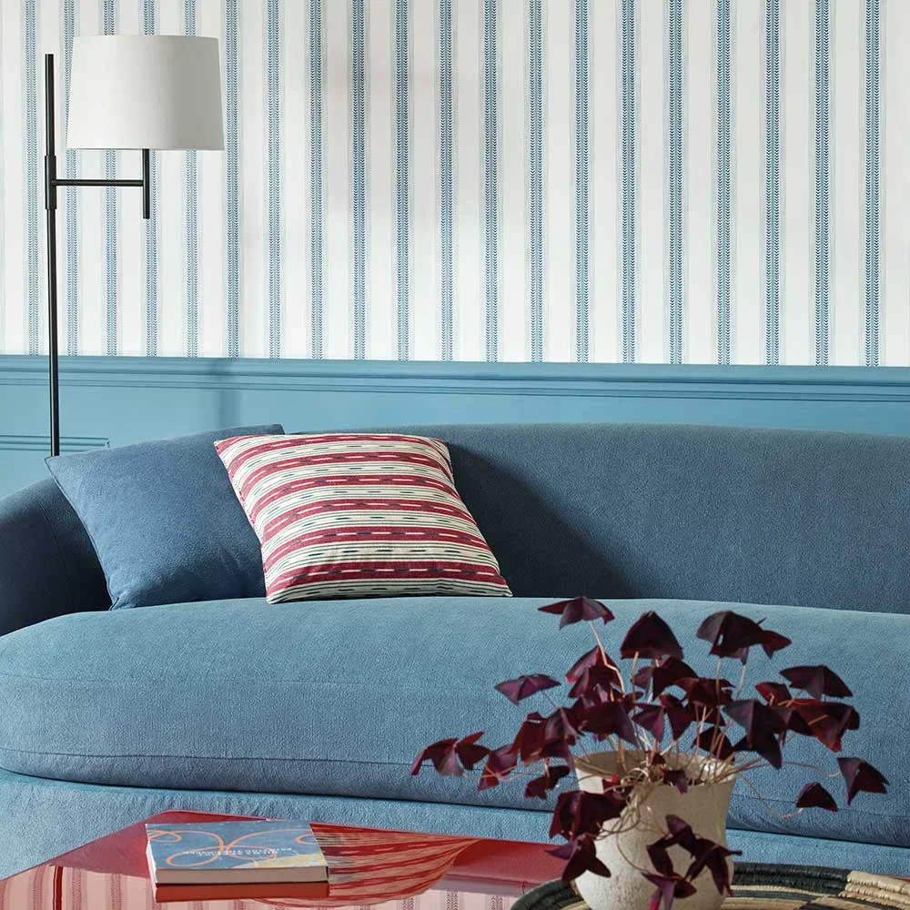 jane-churchill-camber-stripe-azul-papel-pintado-1@lg.webp