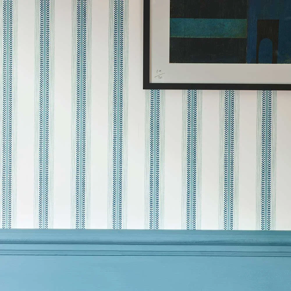 jane-churchill-camber-stripe-azul-papel-pintado-2@lg.webp