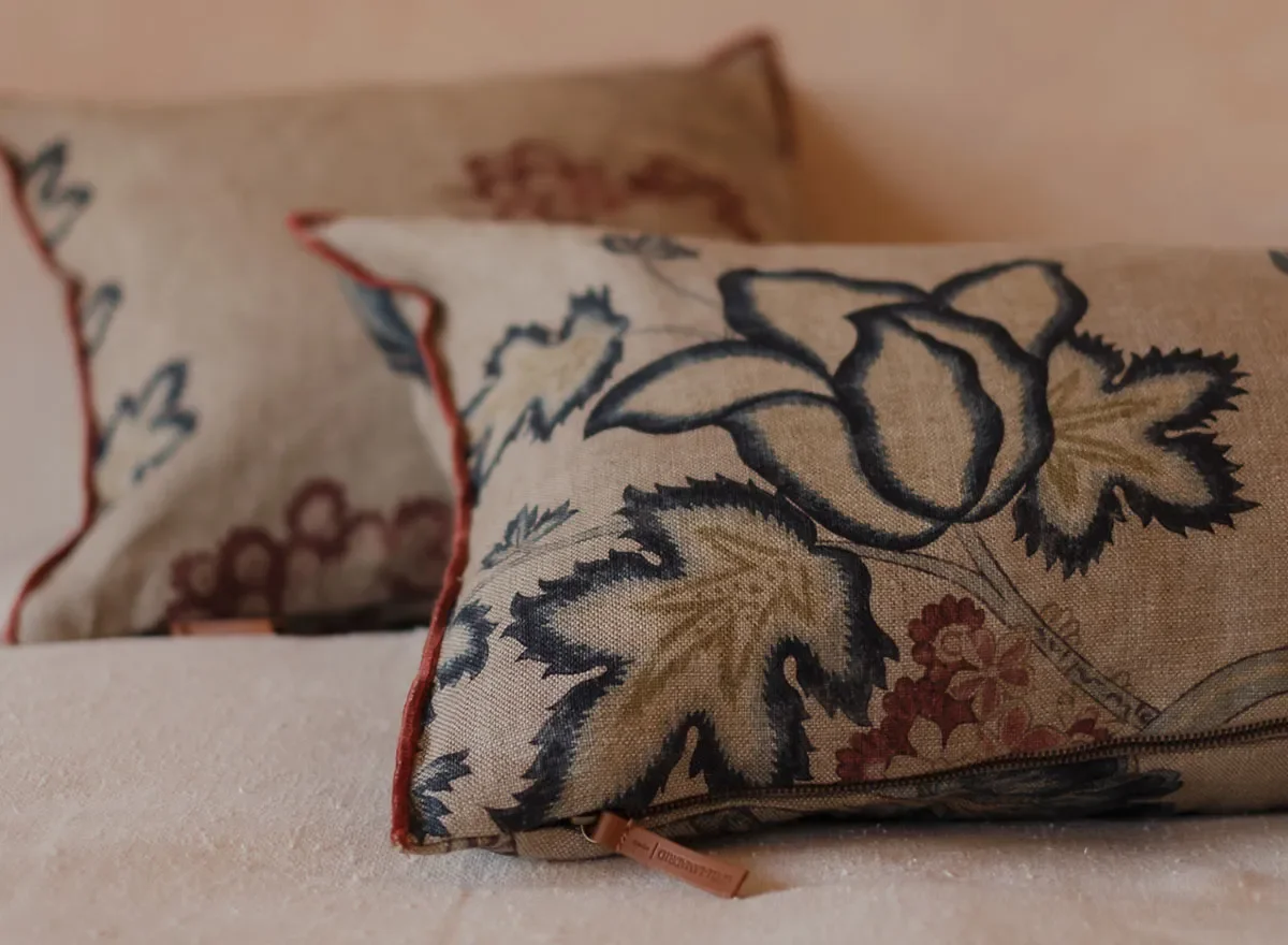 cojin-dorian-complementos-natural-estampado-floral.webp
