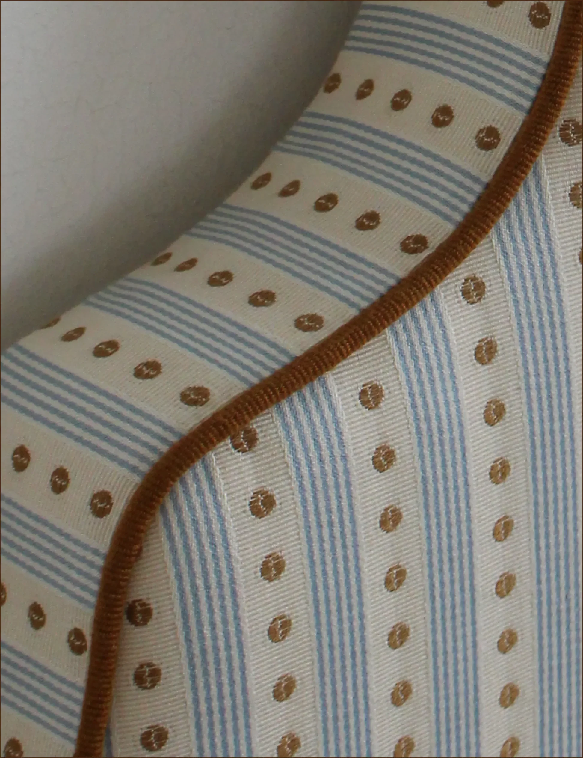 colefax-fowler-m4168-09-celeste-headboard-ylse-detaljer.webp