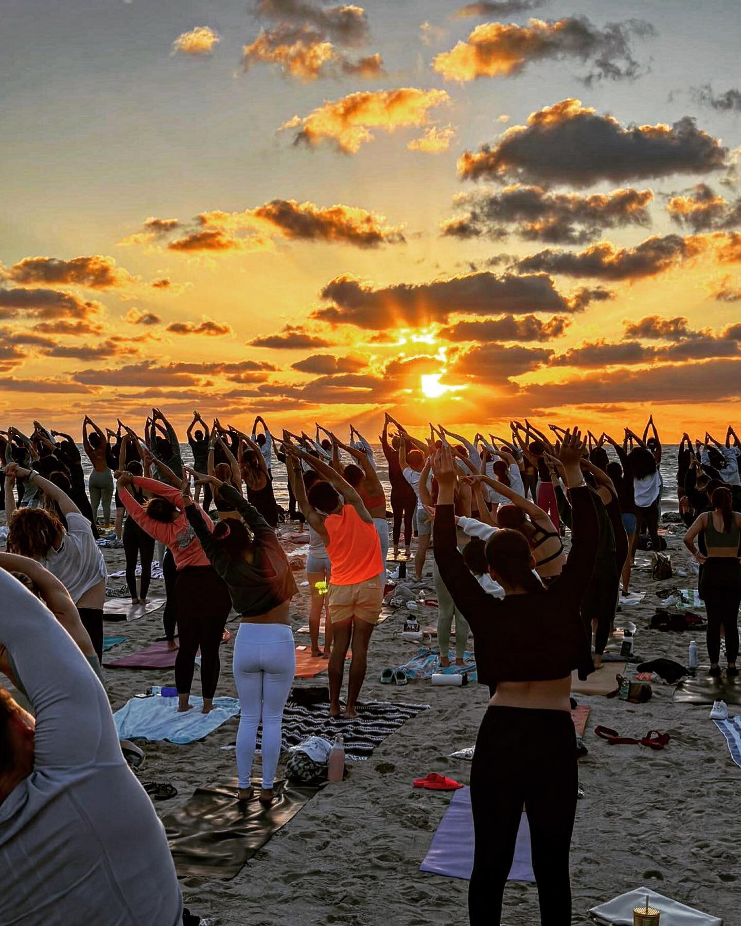 Sunrise Beach Yoga turns ONE this Friday!!!
🥹🎂🥰
As a thank you, I&rsquo;m hosting a GIVEAWAY!!!
This week, a local Miami brand @lay_and_stay and I are giving away 5 FREE yoga beach towels that are perfect 👍👍 to use for beach yoga!! 

🤩🤩🙏💓☺️
