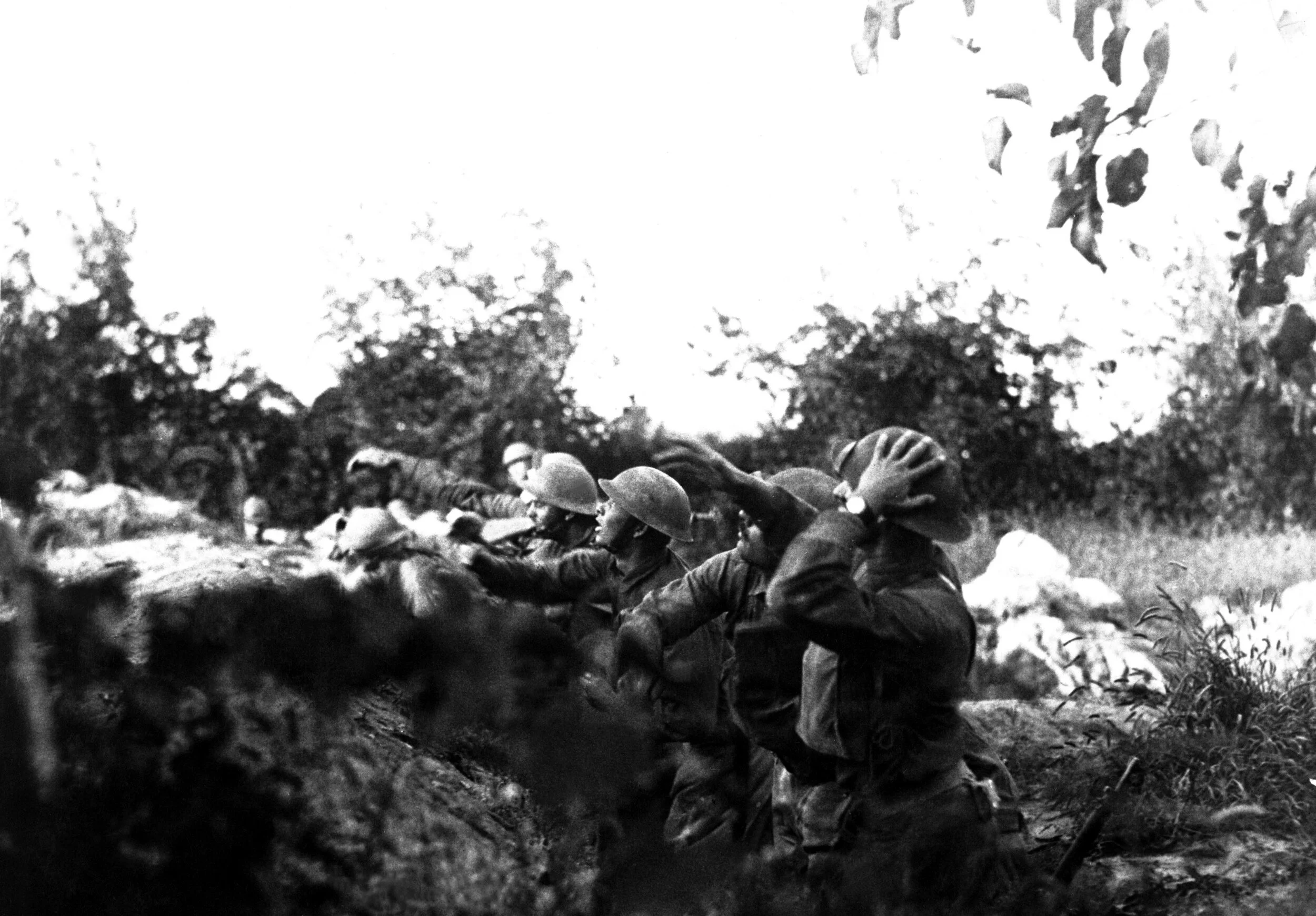 American soldiers on the Piave front hurling hand grenades into Austrian trenches, 1918.