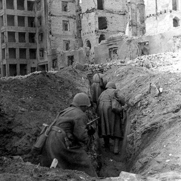 “Soviet soldiers running through trenches in the ruins of Stalingrad” 1942, retrieved from Wikipedia Commons.