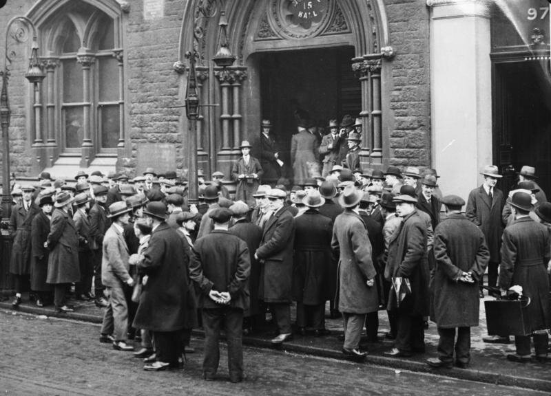  Unemployed people in front of a workhouse in London, 1930. 