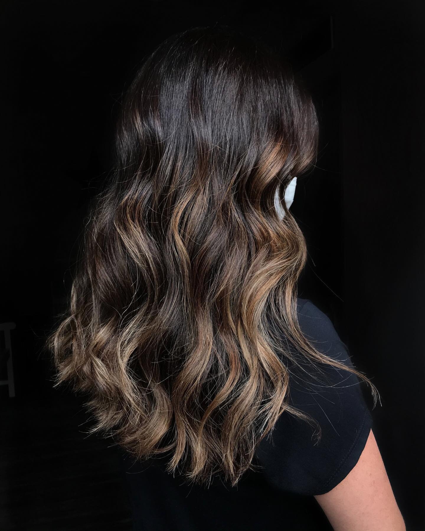 Happy hump day!!!! 
.
.
.
#brondebalayage #brunettegoals #balayage #dimensionalbrunette #teasylights #livedinhair  #nomorebs #hairgoals #showmethebalayage 

@autumneckler @framesiusa @oligopro @modernsalon @behindthechair_com @american_salon @balayag