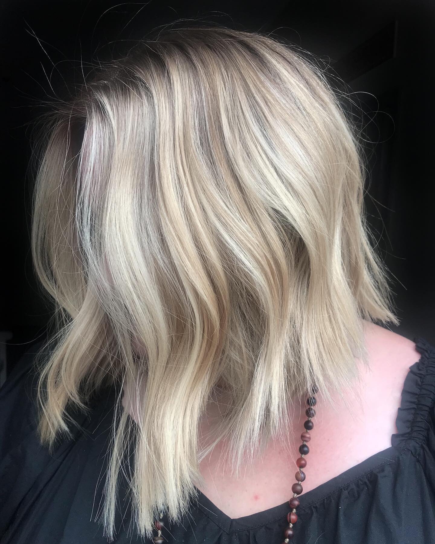 B O M B S H E L L 💣 
.
.
.
#blondehair #blondebalayage #foiliage #bobhaircut #bluntbob #blondebob #nomorebs #atlantastylist #atlantablonde #instahair #hairgoals #balayage #atlantahairstylist #paintedmane #livedinhair #behindthechair #ergostylingtool
