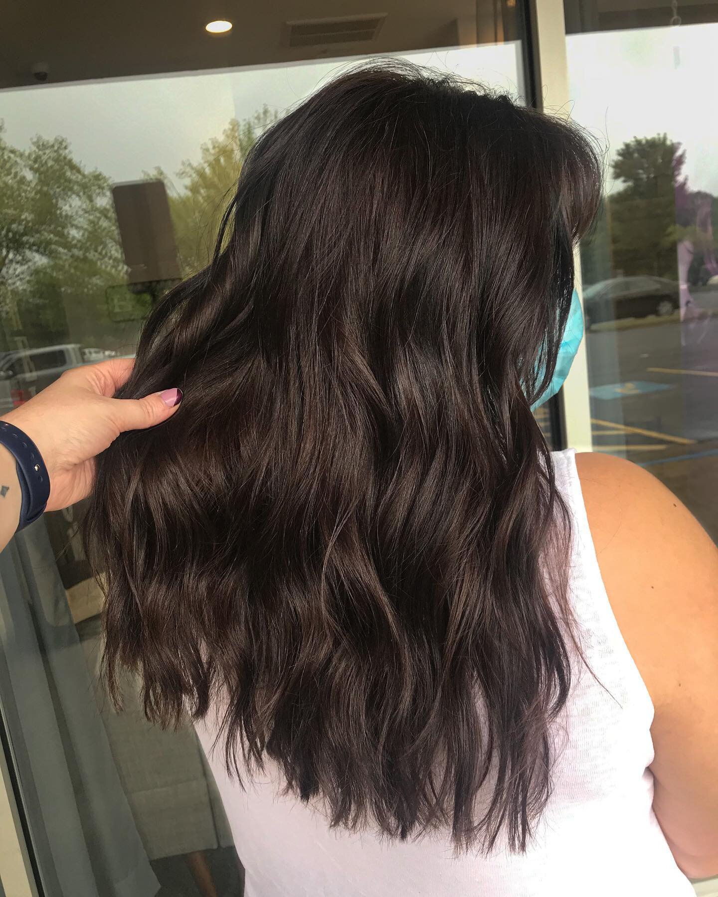 Love when friends stop by for a visit and a haircut 🤩
.
.
.
#italianstylehaircutting #beachywaves #brunette #hairgoals #bluntcut #layeredhaircut @bioionic #curls