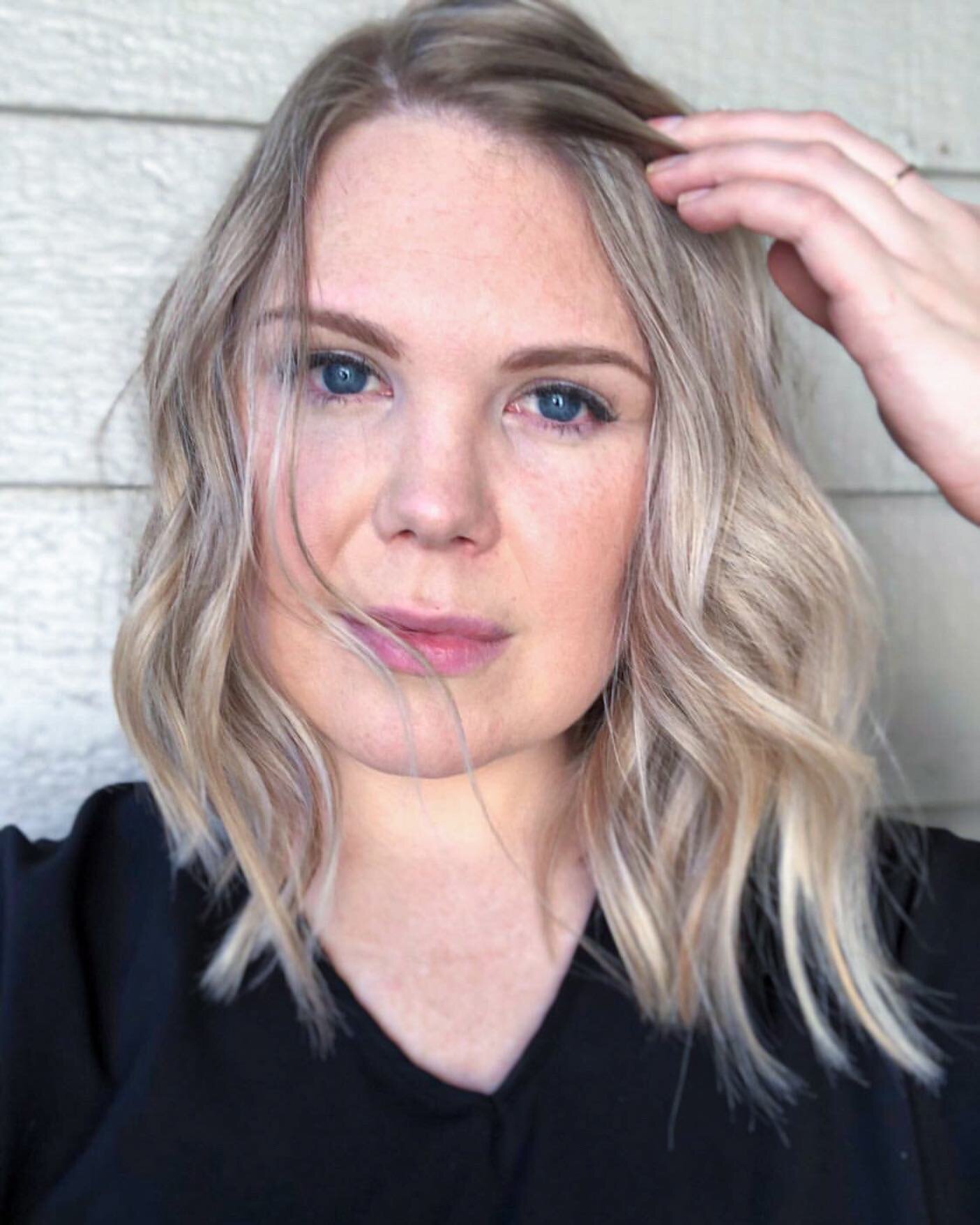 If looks could kill... 
.
.
.
📷: @l_ellio 
#blondehair #foiliage #livedincolor #hairgoals @framesiusa @behindthechair_com @ergostylingtools #beachywaves #nomorebs #@hospii #blondebalayage