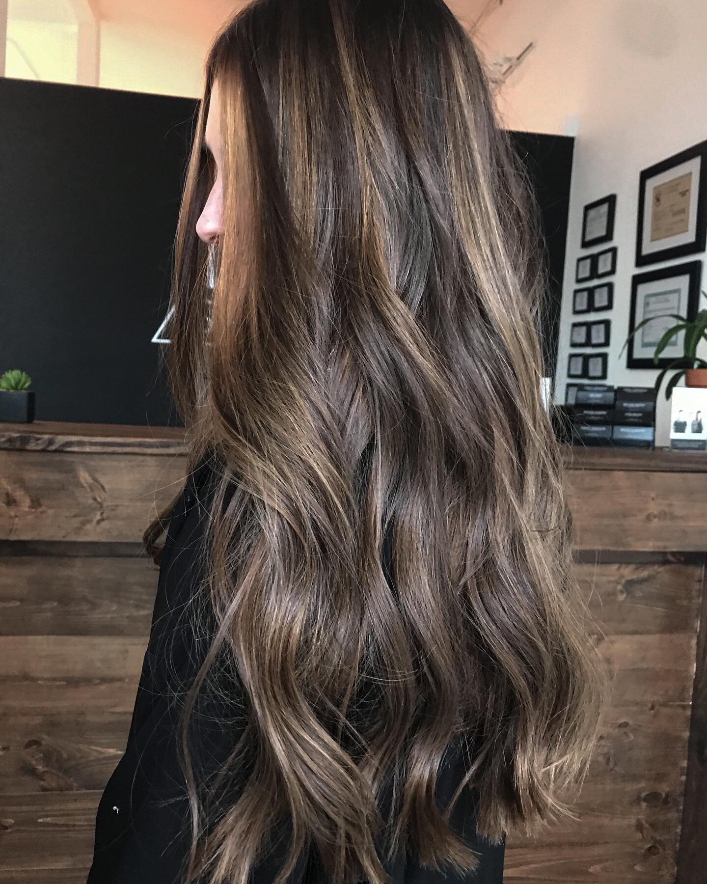 | B R U N E T T E 🤍 G O A L S |
.
.
.
#brunettebalayage #brunettehair #balayagedandpainted #framesiusa #goodhairday @framesiusa @ergostylingtools @oribe @oligopro @behindthechair_com @modernsalon @beautylaunchpad @_hospii @maneaddicts @maneinterest